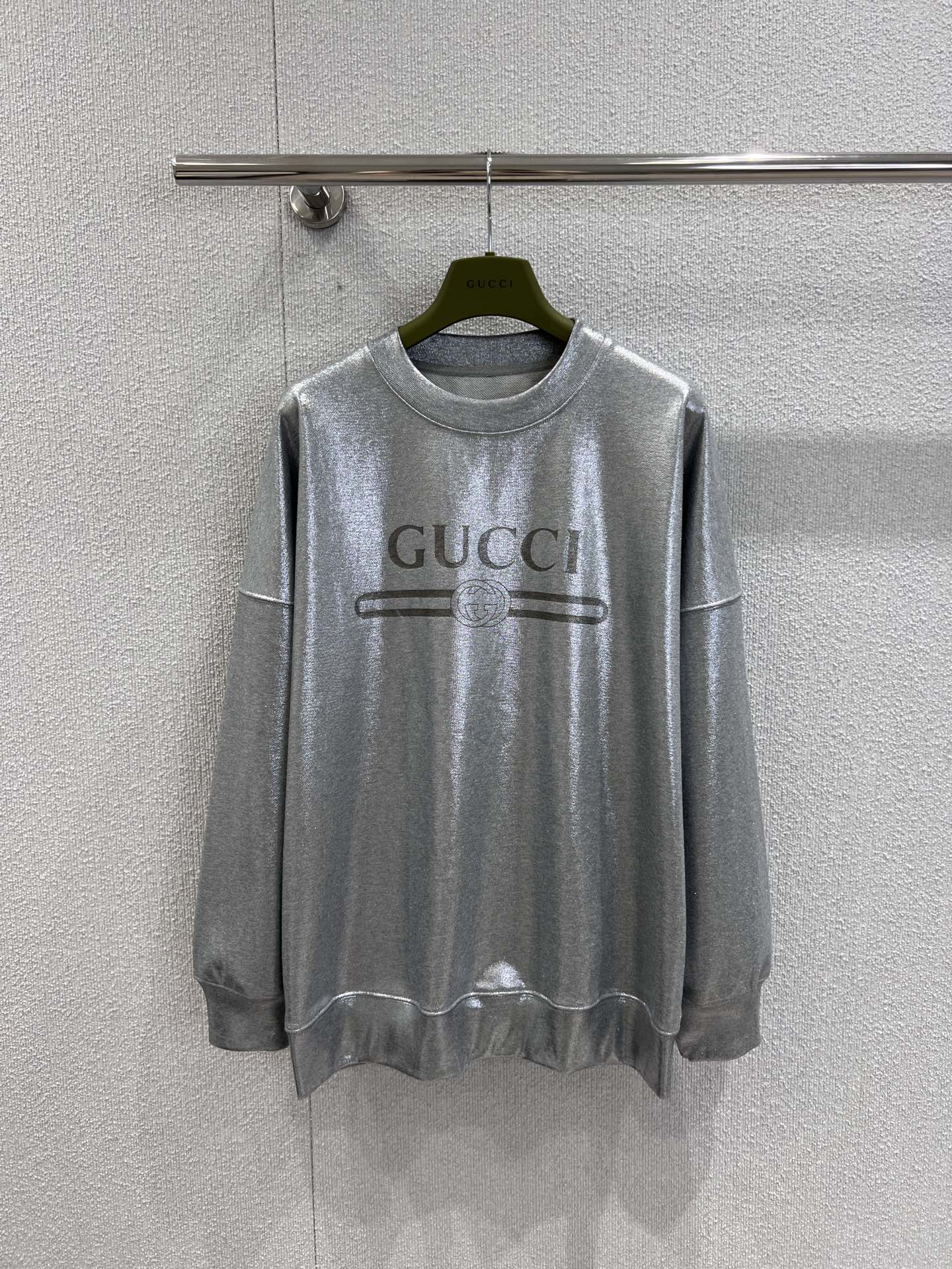 NO:464589,Supports replacement of Gucc* 25Fw autumn and winter new style, letter printed hot silver round neck sweatshirt | Exclusive yb development!  High-end production!  Loose round neck sweatshirt cut highlights the brand style. Made of gram-weight pure cotton, full of drape and slim visual effect. YB development. The whole garment is restored to technological gray and silver. The naked eye is visible with fine glitter pearlescent. Different version. The chest is restored by printing technology. The three-dimensional brand letter logo pattern is outlined with contrasting colors. The variant font enhances the brand identity. Fashion and high-end feel is instantly revealed. Create a personal style. Fashionable and relaxed. The inner wear is brilliant and fashionable. S/M/L real-life details pictures are on sale in stock. Gucci, hoodie, sweatshirts, alexander wang.19860909支持换款Gucc* 25Fw秋冬新款 字母印花烫银圆领卫衣丨独家yb开发！高版出品！宽松圆领卫衣裁剪 凸显品牌格调 采用克重纯棉制成 垂坠感十足 呈现显瘦视觉效果 YB开发 整件成衣还原出科技灰银色 肉眼可见的带有细闪珠光 区别版本 胸前利用印花工艺还原色彩 利用撞色勾勒出立体风格的品牌字母徽标图案 变体字型加强品牌标识度 时尚高级感立现 打造个性风格 时髦松弛 单穿内搭都出彩时髦 现货发售S/M/L实拍细节图,,gucci,hoodie,sweatshirts,alexander wang,Women's clothing