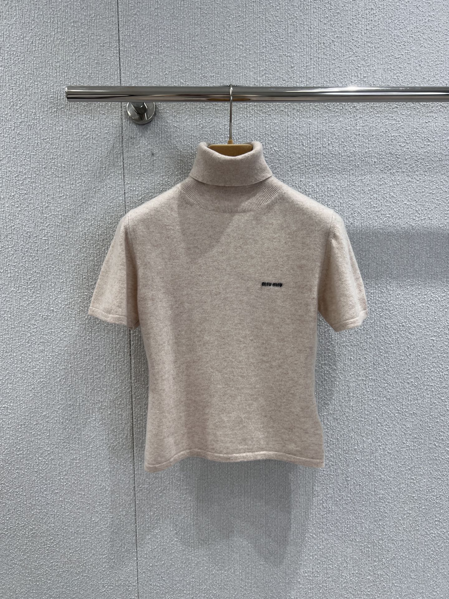 NO:464598,Support replacement Miumi* 25Fw early autumn new style, oatmeal turtleneck short-sleeved cashmere sweater | Exclusive yb development!  High-end production!  The cashmere material is made of custom woven fabric, which feels soft and delicate in the hand, and is simply a magical tool for internal wear in autumn. It has a full sense of design and looks great when worn alone or layered!  S/M/L real photos, miumiu, T-shirt, alexander wang19860909支持换款 Miumi* 25Fw早秋新款 燕麦色高领短袖羊绒针织衫丨独家yb开发！高版出品！山羊绒材质,对版定制机织面料手感软糯细腻,简直是秋季内搭的神器,设计感满满,单穿或叠搭都绝绝好看！现货发售S/M/L实拍细节图,,miumiu,T-shirt,alexander wang,Women's clothing