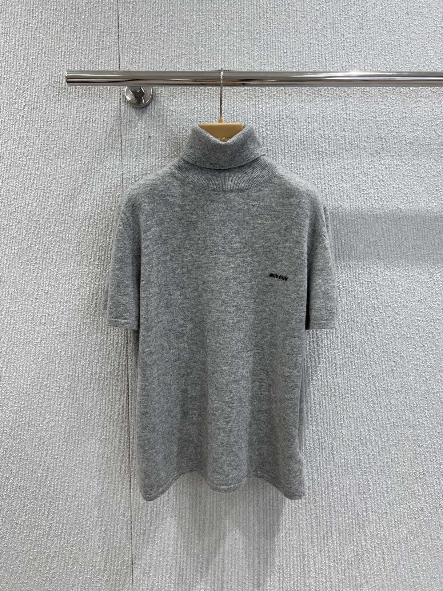 NO:464611,Support replacement Miumi* 25Fw early autumn new model gray turtleneck short-sleeved cashmere sweater | Exclusive yb development!  High-end production!  Cashmere material, contrasting color logo letter pattern, highlighting the brand's unique charm value!  The customized woven fabric has a soft and delicate feel, breathable and not stubborn~ It looks great if worn alone or layered!  S/M/L real photos, miumiu, T-shirt, alexander wang19860909支持换款 Miumi* 25Fw早秋新款 灰色高领短袖羊绒针织衫丨独家yb开发！高版出品！山羊绒材质,撞色徽标字母图案,彰显品牌独有魅力价值！对版定制机织面料手感软糯细腻,透气不扎人～单穿或叠搭都绝绝好看！现货发售S/M/L实拍细节图,,miumiu,T-shirt,alexander wang,Women's clothing