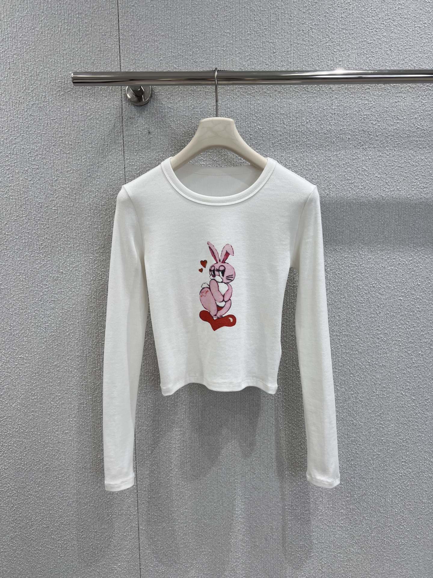NO:466335,Support replacement CARNE BOLL*NTE 25Fw early autumn new style Love rabbit high waist long-sleeved T-shirt | Exclusive yb development!  High-end production!  The refreshing and fashionable tee is so beautiful, full of girlishness, a slim and short style, with a sexy waist on the upper body, paired with high-waisted wide-leg pants or short skirt, it is simply beautiful!  Easy to wear to the casual and lazy feeling of INS blogger~ Customized fabrics are super comfortable!  Such a T-shirt is something that everyone has!  Classic white is YYDS in combination!  It’s a perfect American hot girl if you match it casually!  S/M/L real photos, skirts, tees, t-shirt, alexander wang19860909支持换款 CARNE BOLL*NTE 25Fw早秋新款 爱心兔高腰长袖T恤丨独家yb开发！高版出品！清爽又时髦的tee也太好看啦 满满的少女感十足 修身短款的版型 上身露出性感的小蛮腰 搭配高腰阔腿裤或短裙 简直美炸了！轻松穿出INS博主那种随意慵懒感～定制面料 质感超级舒适！这样的T恤就是人手一件的存在！经典白色在搭配上就是YYDS！随意搭配就是妥妥的美式辣妹！现货发售S/M/L实拍细节图,,skirts,tees，t-shirt,alexander wang,Women's clothing