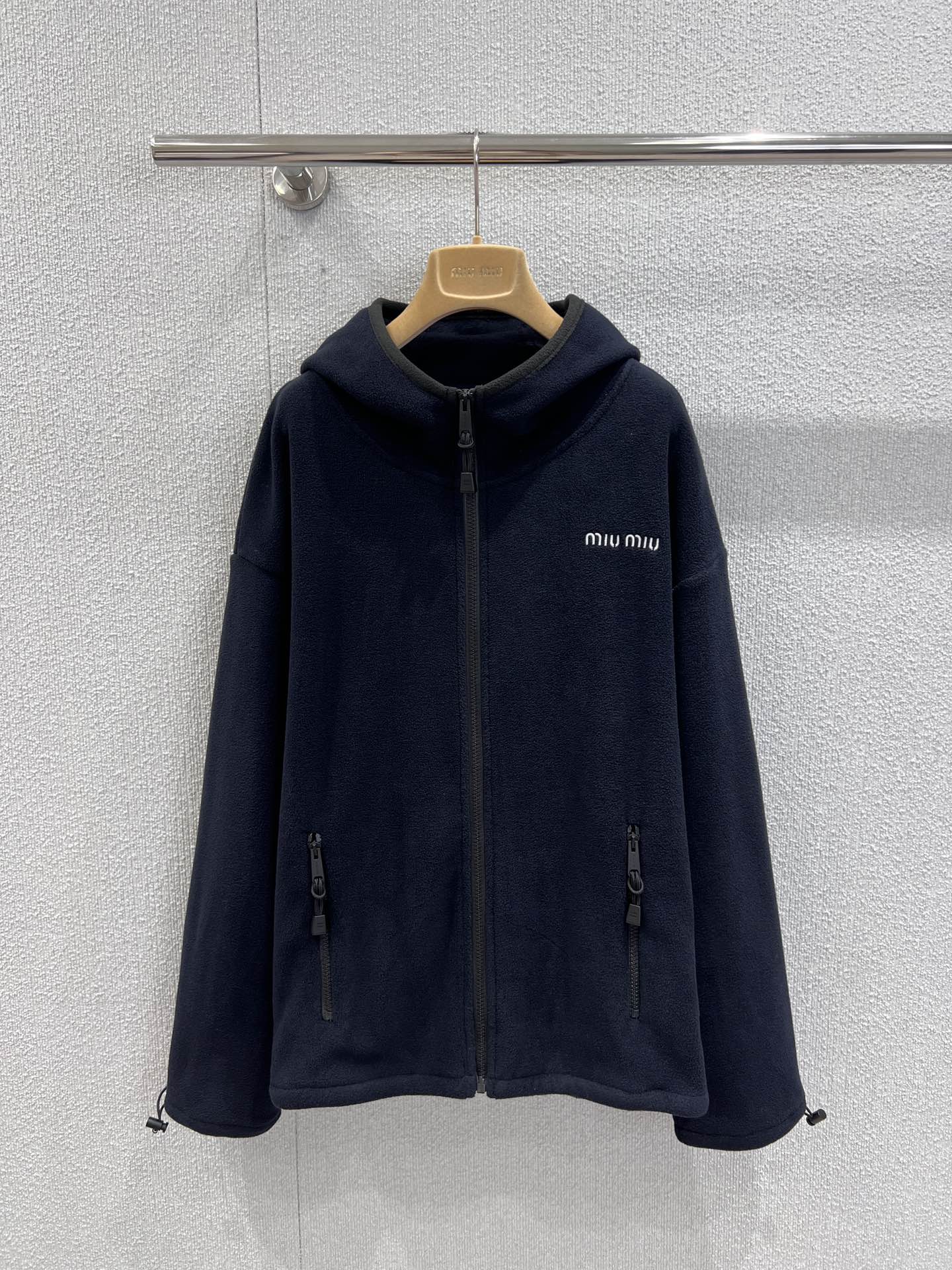 NO:475514,Support replacement Miu mi*25Fw early autumn new style logo embroidered logo fleece hooded jacket | Exclusive yb development!  High-end production!  The chest is decorated with contrasting color brand English logo embroidery. The rotator sleeves and loose silhouette highlight the lazy and casual look of the wear. All body types can be easily controlled. It looks like a basic style, but it is the basic fleece fabric that you don’t have in your closet to feel comfortable and practical, and the wear rate is super high. The texture is so good!  Good wearable real-name Amway!  S/M/L real photos of S/M/L are available in stock, miumiu, jackets & coats, jackets & coats, hats, alexander wang19860909支持换款 Miu mi*25Fw早秋新款 徽标刺绣logo摇粒绒连帽夹克外套丨独家yb开发！高版出品！胸口饰有撞色品牌英文徽标刺绣 落肩袖与宽松的廓形凸显穿着的慵懒感随意又不失时髦度 各种体型都可以轻松驾驭 看着是基础款 但却是你衣柜里没有的基础款摇粒绒面料敲舒服实穿率超高 质感好到爆！好穿程度实名安利！现货发售S/M/L实拍细节图,,miumiu,jackets & coats,jackets & coats,hats,alexander wang,Women's clothing