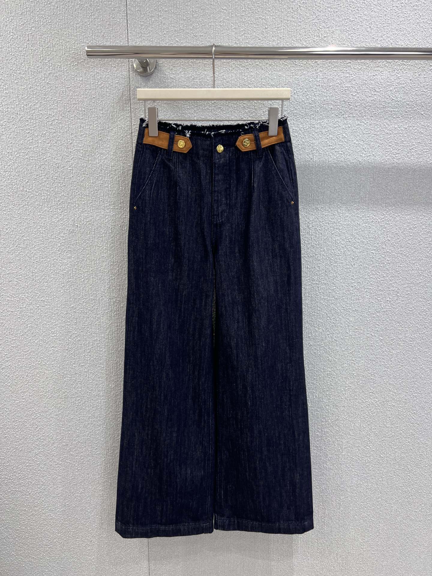 NO:466398,Support replacement Celin* 25Fw early autumn new style Arc de Triomphe gold buckle fur waist denim trousers | Exclusive high-end production!  Heavy Industry Washing Buffalo Color The texture of the pants is really amazing, the high-waisted and loose straight-leg version, the right length of the pants stretches the leg lines to create neat and long legs!  The huge slimness is matched with loose wide-leg pants, which is the top leader who covers the flesh and looks slimming. It is both A and cool in daily life and can easily wear it with various tops. You can wear any body shape!  Whoever wears it has thin straight and long legs!  It's really easy to wear and it's very popular!  Big recommendation!  Sisters all rushed for me!  S/M/L real photos, celine, alexander wang19860909支持换款 Celin* 25Fw早秋新款 凯旋门金扣毛边腰牛仔长裤丨独家高版出品！重工洗水牛仔色 裤型质感真的绝了高腰宽松的直筒版型 恰好的裤长 拉伸腿部线条 营造利落大长腿！巨显瘦在搭配宽松的阔腿裤版型就是遮肉显瘦的一把手了 又A又飒日常搭配各种上衣都能轻松穿出时尚达人感不挑腿型 什么身材通通可以穿！谁穿谁是细直大长腿！ 真的好穿到不行 而且出镜率很高！重磅推荐！姐妹们都给我冲！现货发售S/M/L实拍细节图,,celine,alexander wang,Women's clothing