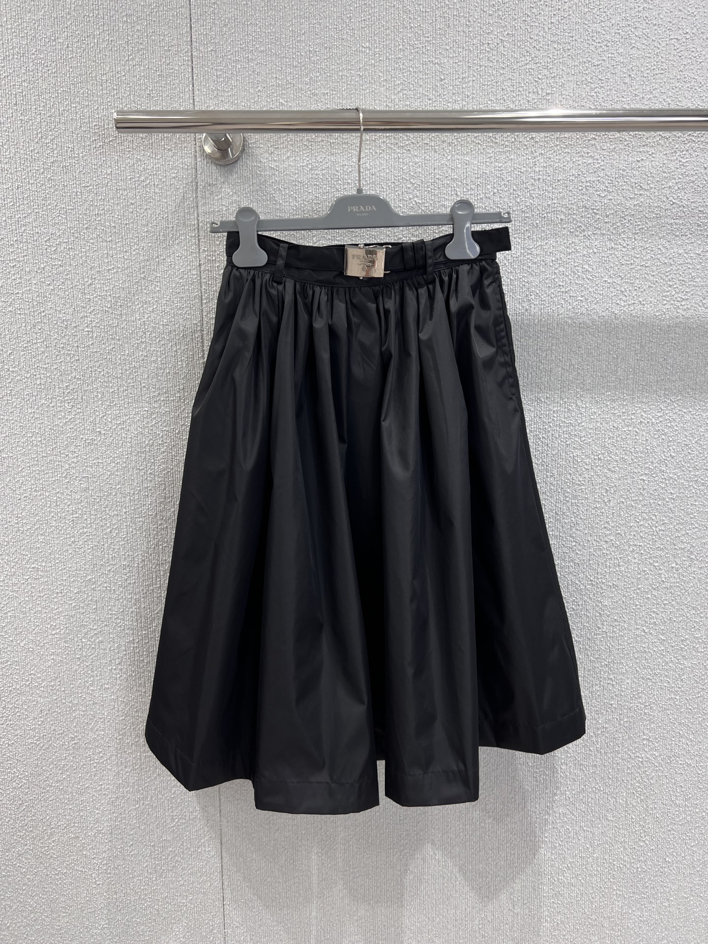 NO:466318,Support replacement Prad* 25Fw early autumn new style Re-Nylon pleated belt skirt丨Exclusive yb development!  High-end production!  This Re-Nylon skirt combines feminine charm with the functional sports characteristics of recycled nylon in a mixed style. It combines the front and rear pleated design, and is decorated with the iconic enamel metal belt logo on sale on stock S/M/L real-life details, prada, skirts, alexander wang19860909支持换款 Prad* 25Fw早秋新款 Re-Nylon褶皱腰带半身裙丨独家yb开发！高版出品！此款Re-Nylon半身裙采用混搭风格将女性魅力与再生尼龙的功能性运动特质相结合前后褶皱设计,饰有标志性的涂珐琅金属腰带徽标现货发售S/M/L实拍细节图,,prada,skirts,alexander wang,Women's clothing