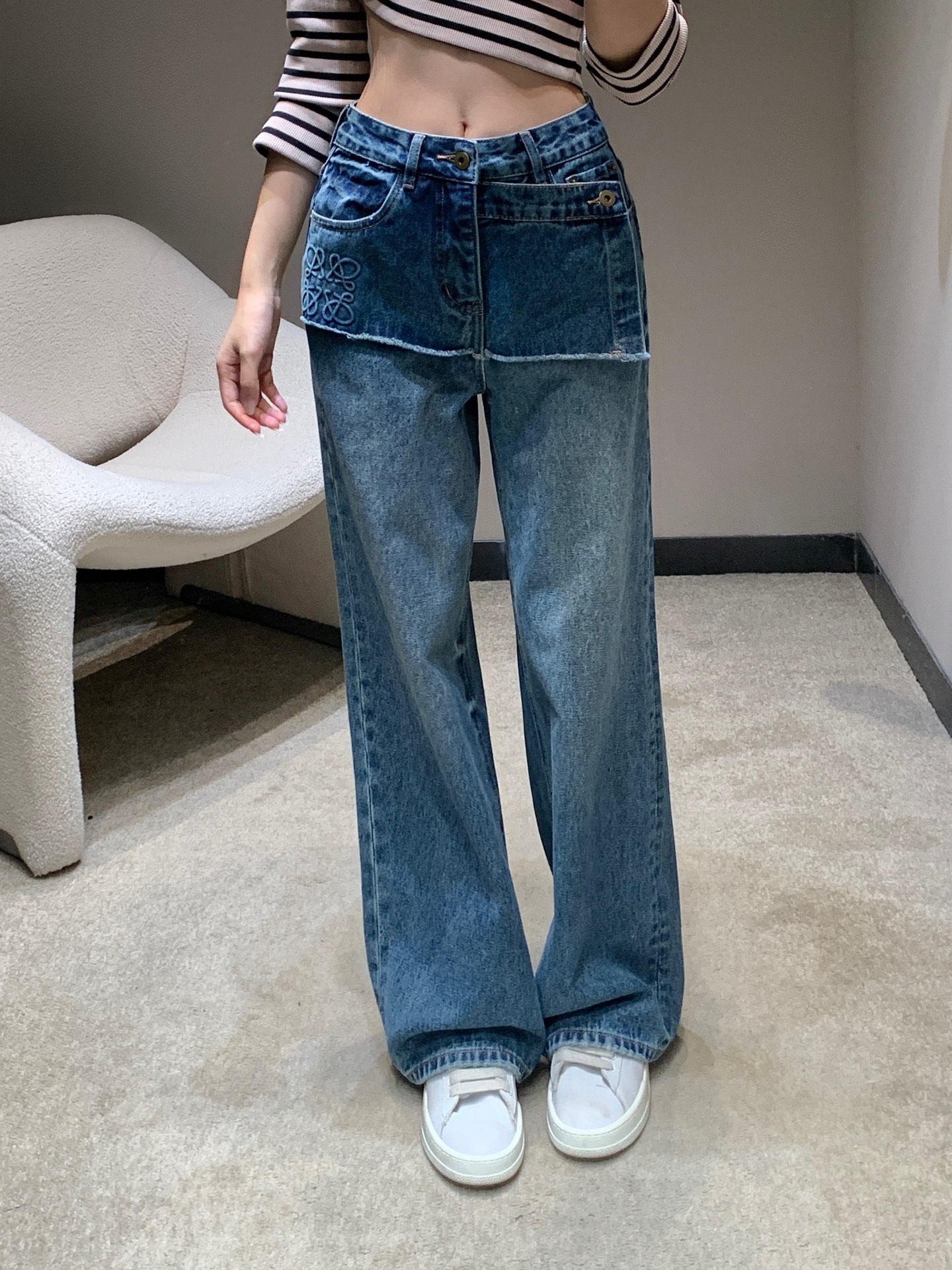 NO:466390,Loew* 25Fw early autumn new logo embossed split-layer denim trousers丨Exclusive high-end production!  Jeans are really fashionable and versatile items that are not too popular are different from regular styles. They are very sexy. The top body is absolutely king jeans. The texture of the pants is really amazing and cool. Daily matching with various tops can easily create a fashionable and expert feeling~ It is not picky about legs. You can wear all your figures!  Whoever wears it has thin straight and long legs!  It's really easy to wear and it's very popular!  Big recommendation!  Sisters all rushed for me!  S/M/L, loewe, jeans, alexander wang19860909Loew* 25Fw早秋新款 logo压花错层牛仔长裤丨独家高版出品！牛仔裤真的是时髦又不嫌多的百搭单品区别于常规款 个性感十足 上身绝对王炸牛仔裤 裤型质感真的绝了又A又飒日常搭配各种上衣都能轻松穿出时尚达人感～不挑腿型 什么身材通通可以穿！谁穿谁是细直大长腿！ 真的好穿到不行 而且出镜率很高！重磅推荐！姐妹们都给我冲！现货发售S/M/L,,loewe,jeans,alexander wang,Women's clothing