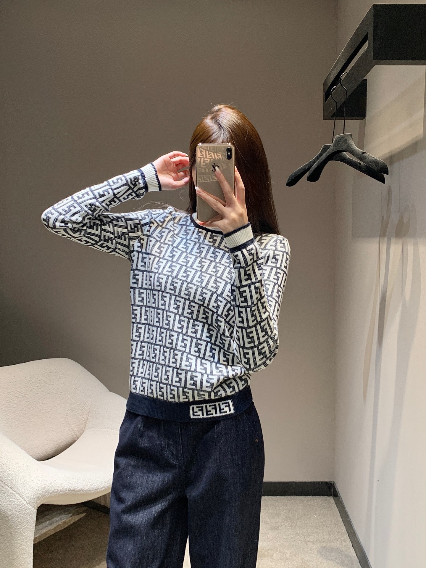 NO:466317,Fend* 25Fw early autumn new style, classic presbyterian letter knitted sweater丨Exclusive high-end production!  A series of fried chicken!  The old-fashioned pattern is fashionable and versatile, and the more basic styles have a bit of retro feel, so you can't get it wrong no matter how you match it!  The high-end brown color shows white skin, noble, elegant, atmospheric and high-end style, the classic three-dimensional tailoring shows the charm of women, the clothes feel good and the wear resistance is also very good. It is made by imported German machines!  S/M/L, fendi, sweaters, alexander wang19860909Fend* 25Fw早秋新款 经典老花字母针织毛衣丨独家高版出品！炒鸡爆的系列！老花图案时髦百搭,比较基础的款式带点复古的感觉,怎么搭都不会错！高级感的咖色显肤白高贵典雅大气上档次,经典的立体剪裁设尽显女性魅力,衣服手感很好,耐磨性也很好,德国进口机制造！现货发售S/M/L,,fendi,sweaters,alexander wang,Women's clothing