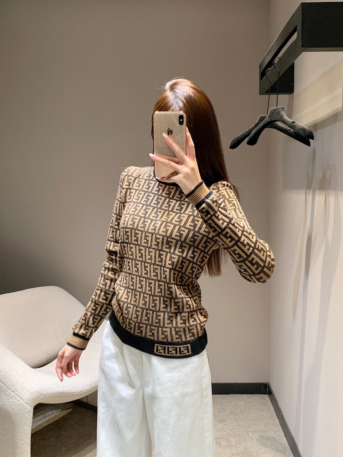 NO:466329,Fend* 25Fw early autumn new style, classic presbyterian letter knitted sweater丨Exclusive high-end production!  A series of fried chicken!  The old-fashioned pattern is fashionable and versatile, and the more basic styles have a bit of retro feel, so you can't get it wrong no matter how you match it!  The high-end brown color shows white skin, noble, elegant, atmospheric and high-end style, the classic three-dimensional tailoring shows the charm of women, the clothes feel good and the wear resistance is also very good. It is made by imported German machines!  S/M/L, fendi, sweaters, alexander wang19860909Fend* 25Fw早秋新款 经典老花字母针织毛衣丨独家高版出品！炒鸡爆的系列！老花图案时髦百搭,比较基础的款式带点复古的感觉,怎么搭都不会错！高级感的咖色显肤白高贵典雅大气上档次,经典的立体剪裁设尽显女性魅力,衣服手感很好,耐磨性也很好,德国进口机制造！现货发售S/M/L,,fendi,sweaters,alexander wang,Women's clothing