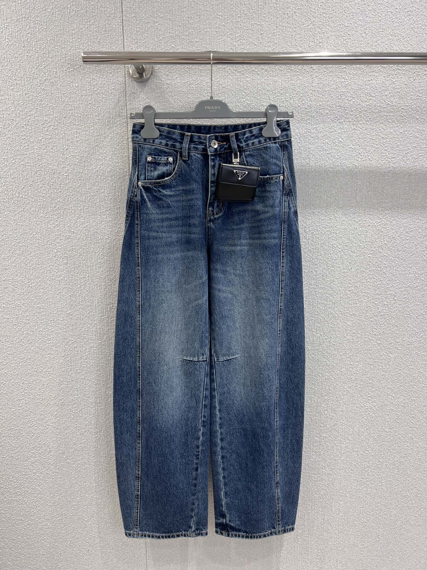 NO:466413,Support replacement Prad* 25Fw early autumn new style, triangle-branded packaging and sickle jean trousers | Exclusive high-end production!  These jeans are definitely a must-have style for autumn and winter, and can be directly won!  The top body is absolutely king jeans!  Save the beautiful legs of the Buwan, an absolute straight leg artifact!  Slimming, lifting your arms and legs in one step, contracting your various tops and raising your waistline, so that the smaller one can also wear a 30-7-point body proportion, and highly recommending the speed of smashing orders!  S/M/L real photos, prada, jeans, alexander wang19860909支持换款 Prad* 25Fw早秋新款 三角标包装饰镰刀牛仔长裤丨独家高版出品！这条牛仔裤绝对是秋冬必入的款版型直接可以封神！上身绝对王炸牛仔裤！拯救不丸美腿型 绝对的直腿神器！显瘦提臂拉腿一步到位承包你的各种上衣搭配抬高腰线 让小个子也能穿出三七分身材比例强烈推荐砸单速度！现货发售 S/M/L实拍细节图,,prada,jeans,alexander wang,Women's clothing