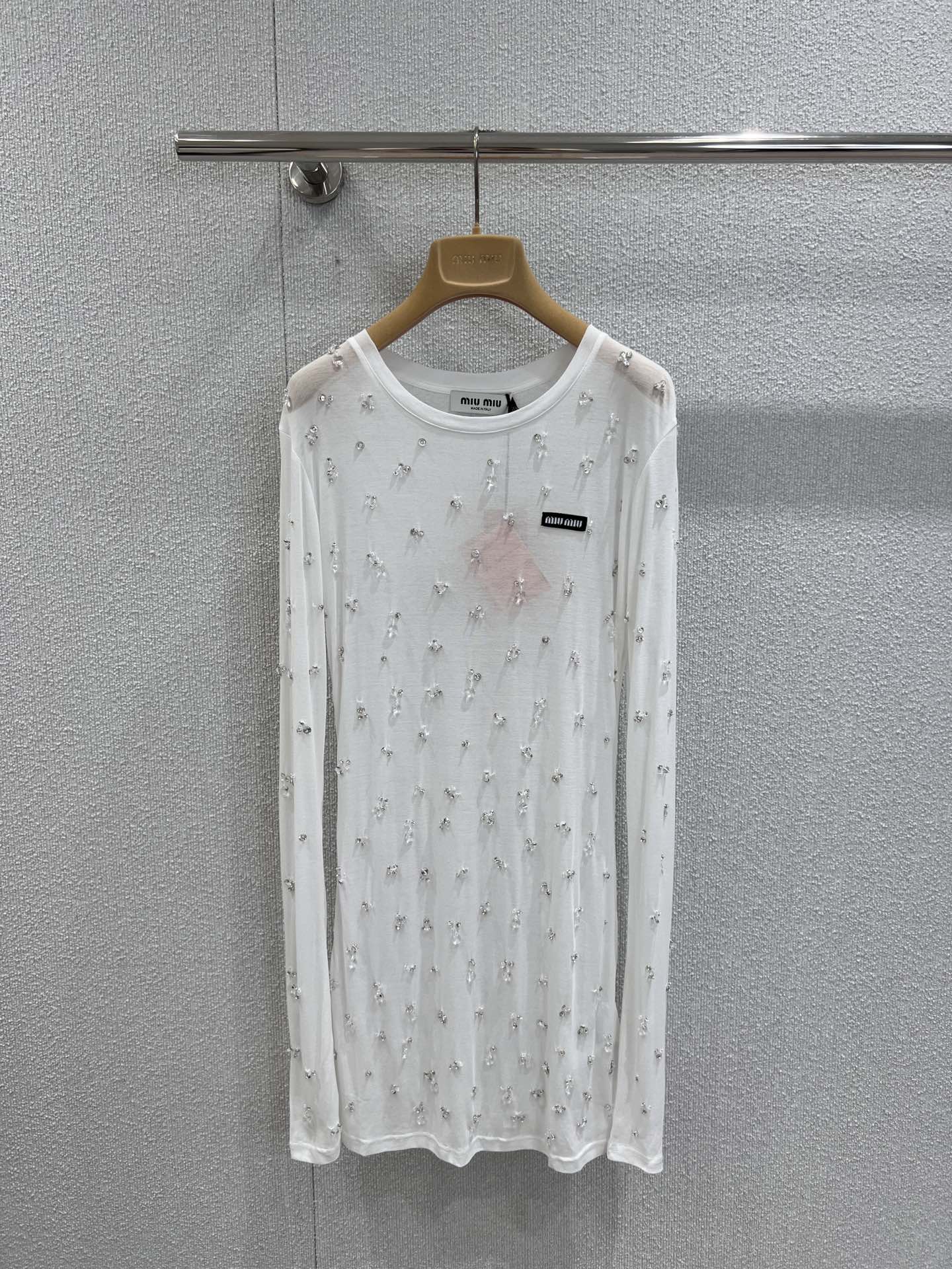 NO:467953,Support replacement Miumi* 25Fw early autumn new style, handmade beaded diamond micro-labeled long base shirt丨Exclusive high-end production!  Custom imported cotton material, pure handmade craftsmanship, and it takes three days to customize a whole piece!  Imported drills and drills are invincible and shining!  A must-have item for the Queen!  The overall design is super exquisite and atmospheric~ The neckline logo highlights the brand's unique charm positioning!  Single product that can reduce age and make you look slim ~ S/M/L real photos for sale in stock, miumiu, alexander wang19860909支持换款 Miumi* 25Fw早秋新款 手工钉珠钻微标长款打底衫丨独家高版出品！定制进口棉材质,纯手工工艺,三天才能订制完一整件！ 进口钻钻无敌闪耀！ 场面女王大人必备单品！ 设计整体超级精致大气～领口徽标突显品牌独有的魅力定位！减龄显瘦兼得的单品～现货发售S/M/L实拍细节图,,miumiu,alexander wang,Women's clothing