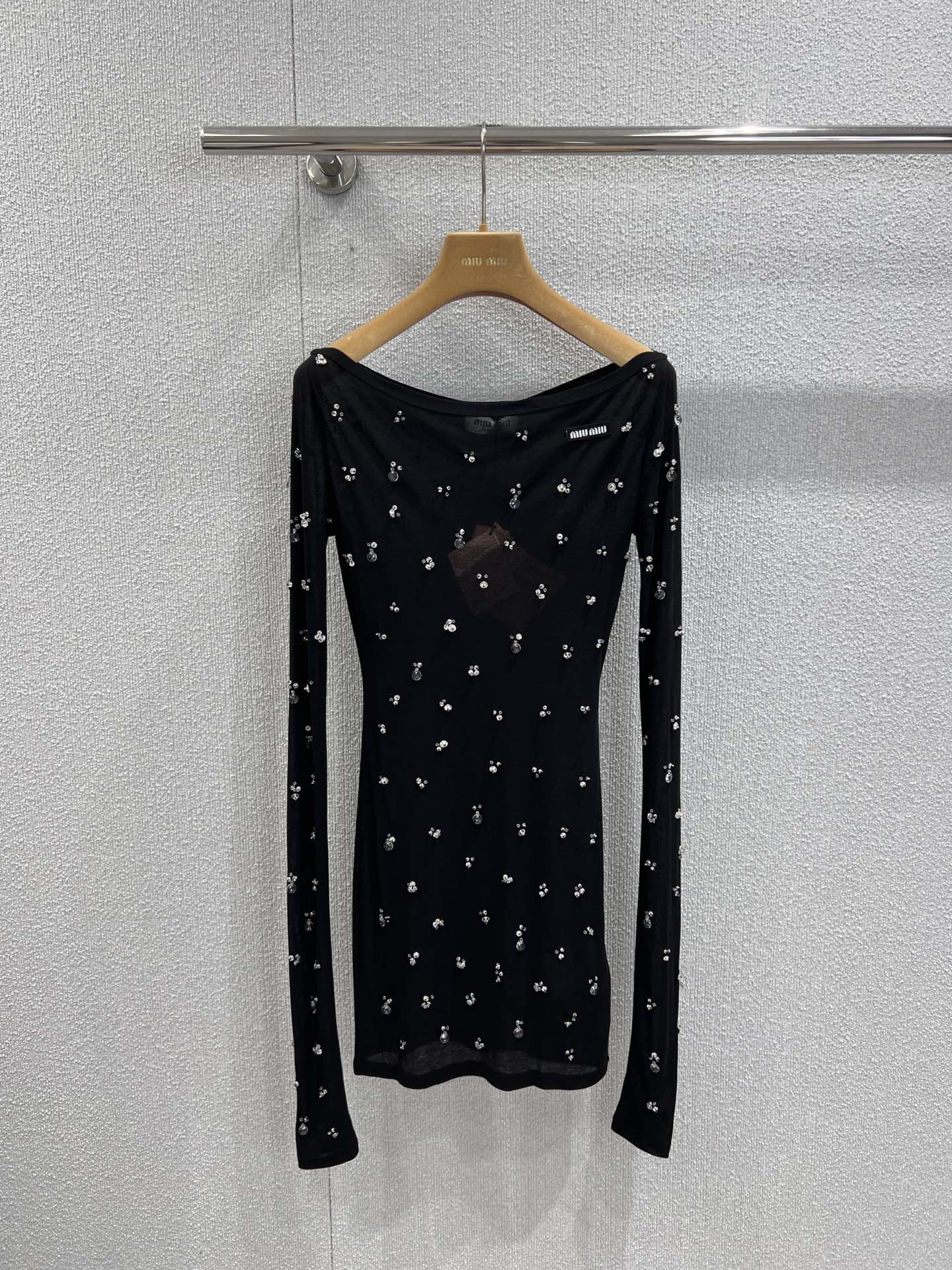 NO:467966,Support replacement Miumi* 25Fw early autumn new style, handmade beaded diamond micro-labeled long base shirt丨Exclusive high-end production!  Custom imported cotton material, pure handmade craftsmanship, and it takes three days to customize a whole piece!  Imported drills and drills are invincible and shining!  A must-have item for the Queen!  The overall design is super exquisite and atmospheric~ The neckline logo highlights the brand's unique charm positioning!  Single product that can reduce age and make you look slim ~ S/M/L real photos for sale in stock, miumiu, alexander wang19860909支持换款 Miumi* 25Fw早秋新款 手工钉珠钻微标长款打底衫丨独家高版出品！定制进口棉材质,纯手工工艺,三天才能订制完一整件！ 进口钻钻无敌闪耀！ 场面女王大人必备单品！ 设计整体超级精致大气～领口徽标突显品牌独有的魅力定位！减龄显瘦兼得的单品～现货发售S/M/L实拍细节图,,miumiu,alexander wang,Women's clothing