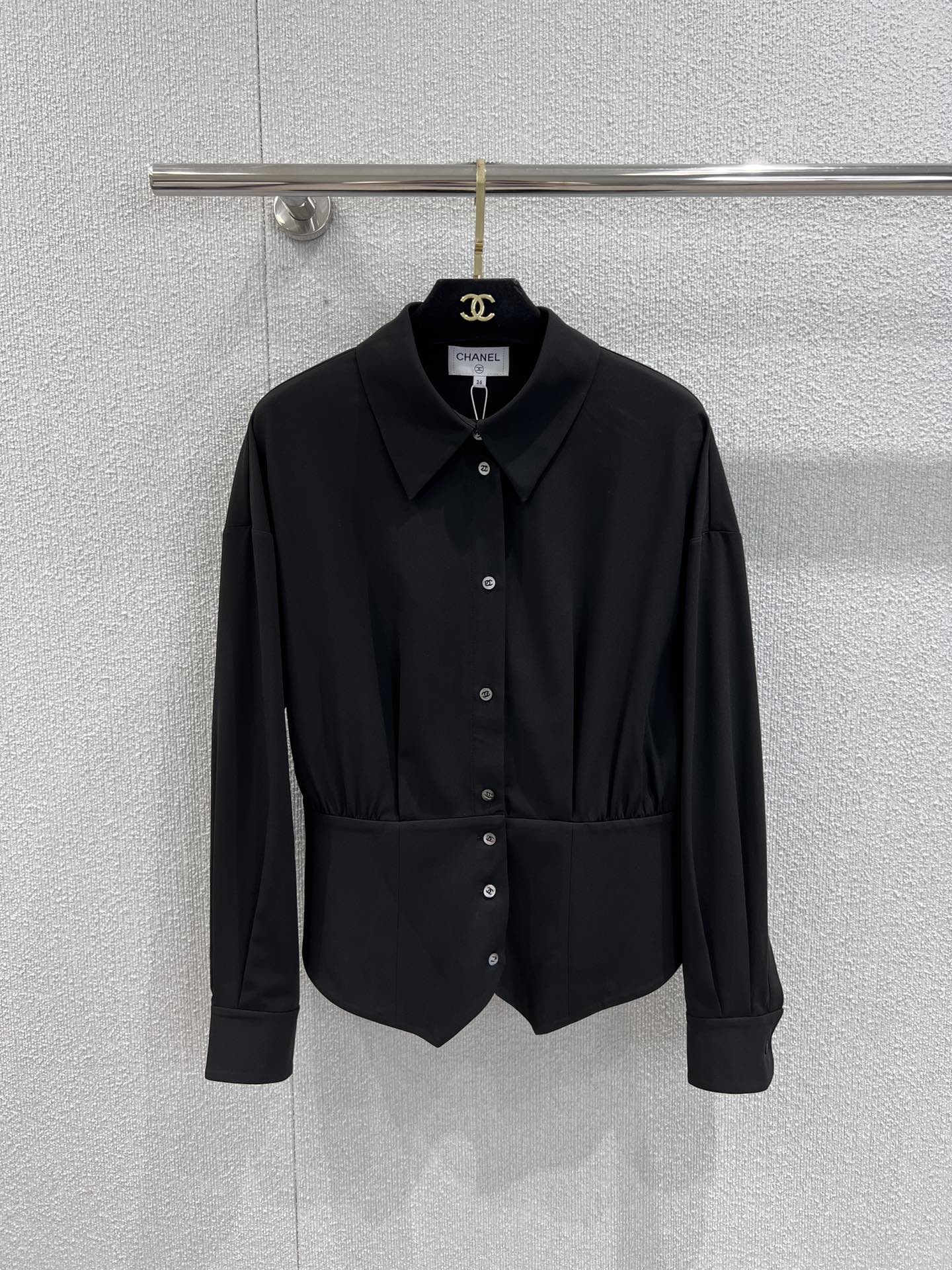 NO:466485,Support for replacement Chane* 25Fw early autumn new style, waist-clip narrowed long-sleeved shirt丨Exclusive yb development!  High-end production!  Customized logo shell buckle, gentle and shiny waist exquisite embellishment technology, giving the sense of luxury to the court instantly enhances the nobleness and exquisiteness imported mulberry silk blend, soft, comfortable, light and breathable, comfortable at all times, with a 100% texture, and is not as delicate as silk, and has an elegant feeling!  Detailed pictures of spot sale, chanel,shirts,real silk,alexander wang19860909支持换款 Chane* 25Fw早秋新款 腰封收窄长袖衬衫丨独家yb开发！高版出品！定制logo贝壳扣 温润光泽腰部精致的打揽工艺 赋予宫廷感的高级感瞬间提升贵气与精致度进口醋酸桑蚕丝混纺 质感柔软舒适轻薄透气 时刻舒爽,质感媲美百分百真丝又没有真丝娇贵,自带优雅感！现货发售实拍细节图,,chanel,shirts,real silk,alexander wang,Women's clothing