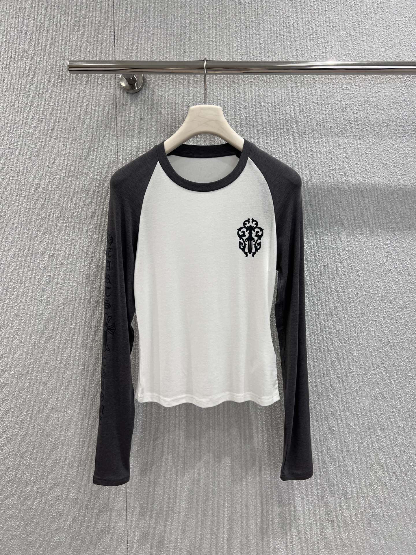 NO:466433,Support for replacement Chorme heart* 25Fw early autumn new model Vine Sword Tiansi wool long-sleeved T-shirt | Exclusive high-end production!  A single item with a strong sense of atmosphere, classic Sanskrit print, vine sword on the chest, the upper body is really cool, it looks slim and looks ~ It is perfect for random matching. S/M/L real-life details pictures, tees, t-shirt, alexander wang19860909支持换款 Chorme heart* 25Fw早秋新款 藤蔓宝剑天丝羊毛长袖T恤丨独家高版出品！氛围感很足的一款单品 经典梵文印花 胸前藤蔓宝剑 上身真的好酷 显瘦显身材～随意搭配都完美 现货发售S/M/L实拍细节图,,tees，t-shirt,alexander wang,Women's clothing