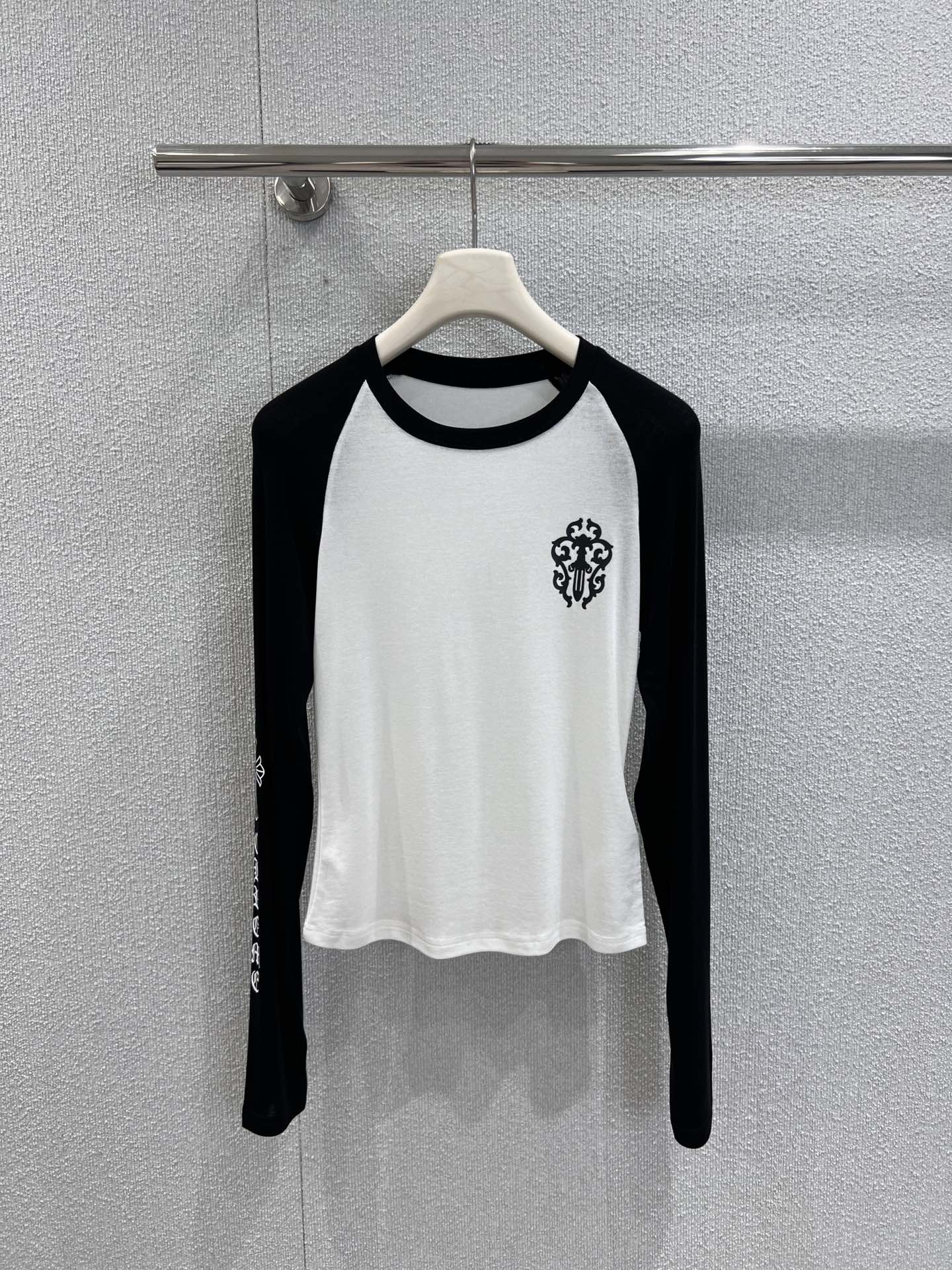 NO:466384,Support for replacement Chorme heart* 25Fw early autumn new model Vine Sword Tiansi wool long-sleeved T-shirt | Exclusive high-end production!  A single item with a strong sense of atmosphere, classic Sanskrit print, vine sword on the chest, the upper body is really cool, it looks slim and looks ~ It is perfect for random matching. S/M/L real-life details pictures, tees, t-shirt, alexander wang19860909支持换款 Chorme heart* 25Fw早秋新款 藤蔓宝剑天丝羊毛长袖T恤丨独家高版出品！氛围感很足的一款单品 经典梵文印花 胸前藤蔓宝剑 上身真的好酷 显瘦显身材～随意搭配都完美 现货发售S/M/L实拍细节图,,tees，t-shirt,alexander wang,Women's clothing