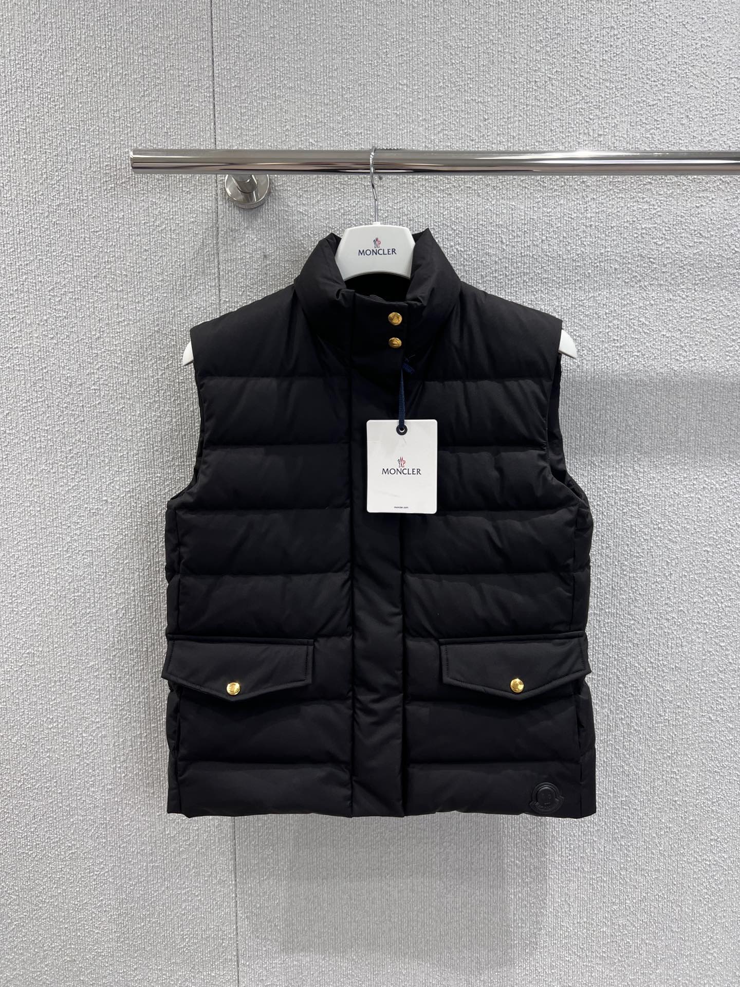 NO:468033,With dust bag Moncl* 25Fw early autumn new style stand-up collar down vest | Exclusive high-end production!  White goose velvet filled inner lining, light and warm, stand-up lapel, two slim-fit vests, warm and not bloated, more wearable, classic rectangular texture, paired with waist badge brand logo decoration, presents high-end style and taste, flip pocket design, enhances practicality, style is different from large version, integrating warm and fashionable, getting rid of traditional down bloat, first choice for layering in autumn and winter, real-life details of S/M/L, down jacket, alexander wang19860909配防尘袋 Moncl* 25Fw早秋新款 立领羽绒马甲丨独家高版出品！白鹅绒填充内里 整件轻盈保暖 立领翻领两穿修身马甲 暖和不显臃肿 穿搭性更强 经典长方格纹理 搭配腰侧徽章品牌标装饰 呈现高级格调品味 翻盖口袋设计 提升实用性 版型区别于大版型 集保暖与时髦一体 摆脱传统的羽绒臃肿 秋冬叠穿首选 现货发售S/M/L实拍细节图,,down jacket,alexander wang,Women's clothing