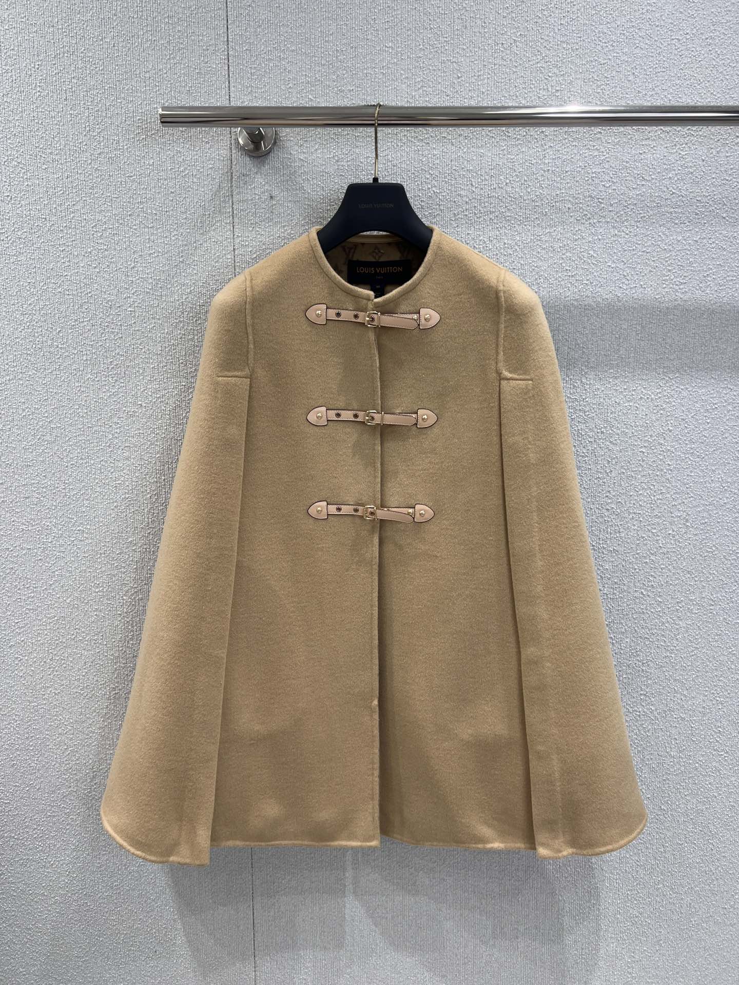 NO:466412,With dust bag Louis Vuitto* 24FW autumn and winter new product, belt buckle loose shawl cloak coat丨Exclusive high-end production!  Swiss machine jacquard two-color imported 99 wool, 1 mulberry silk fabric. Pure handmade craftsmanship!  The upper body looks so beautiful. You can control any style. If you like it, hurry up!  S/M/L real photos for sale, louis vuitton,shawls,alexander wang19860909配防尘袋 Louis Vuitto* 24FW秋冬新品 皮带扣宽松披肩斗篷大衣丨独家高版出品！瑞士机提花双色进口99羊毛,1桑蚕丝面料.纯手工制作工艺！版型上身简直不要太好看,什么风格的都可以驾驭,喜欢的抓紧哦！现货发售S/M/L实拍细节图,,louis vuitton,shawls,alexander wang,Women's clothing