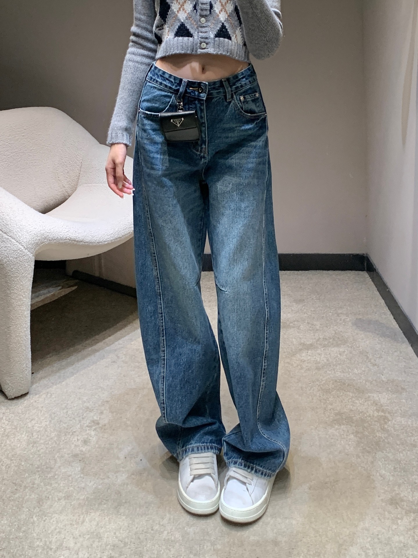 NO:466418,Prad* 25Fw early autumn new style, triangle-branded packaging and sickle jean trousers | Exclusive high-end production!  These jeans are definitely a must-have style for autumn and winter, and can be directly won!  The top body is absolutely king jeans!  Save the beautiful legs of the Buwan, an absolute straight leg artifact!  Slimming, lifting your arms and legs in one step, contracting your various tops and raising your waistline, so that the smaller one can also wear a 30-7-point body proportion, and highly recommending the speed of smashing orders!  S/M/L, prada, jeans, alexander wang19860909Prad* 25Fw早秋新款 三角标包装饰镰刀牛仔长裤丨独家高版出品！这条牛仔裤绝对是秋冬必入的款版型直接可以封神！上身绝对王炸牛仔裤！拯救不丸美腿型 绝对的直腿神器！显瘦提臂拉腿一步到位承包你的各种上衣搭配抬高腰线 让小个子也能穿出三七分身材比例强烈推荐砸单速度！现货发售 S/M/L,,prada,jeans,alexander wang,Women's clothing