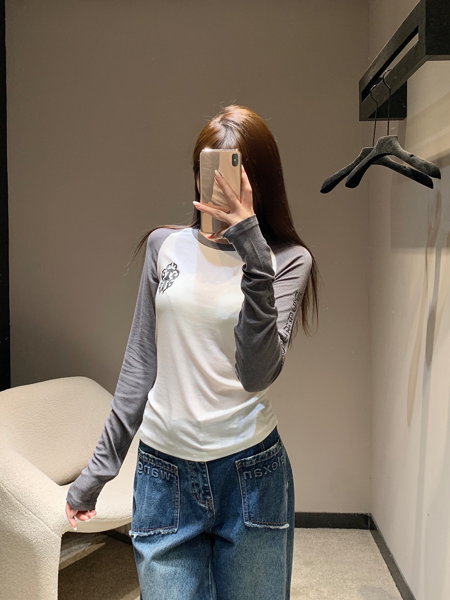 NO:466441,Chorme heart* 25Fw early autumn new style Vine Sword Tiansi wool long-sleeved T-shirt | Exclusive high-end production!  A single item with a strong sense of atmosphere, classic Sanskrit print, vine sword on the chest, the upper body is really cool, it looks slim and looks ~ It is perfect for random matching. S/M/L,,tees, t-shirt, alexander wang19860909Chorme heart* 25Fw早秋新款 藤蔓宝剑天丝羊毛长袖T恤丨独家高版出品！氛围感很足的一款单品 经典梵文印花 胸前藤蔓宝剑 上身真的好酷 显瘦显身材～随意搭配都完美 现货发售S/M/L,,tees，t-shirt,alexander wang,Women's clothing