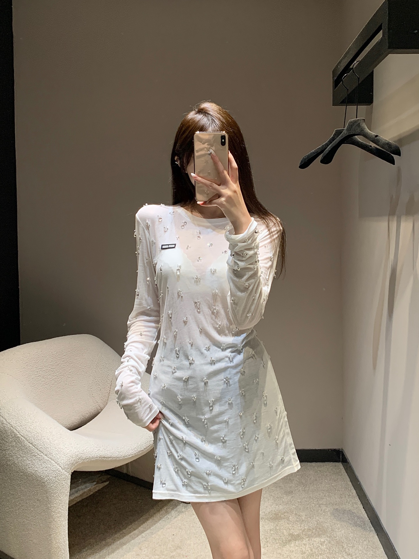 NO:467960,Miumi* 25Fw early autumn new style, handmade beaded diamond micro-labeled long base shirt丨Exclusive high-end production!  Custom imported cotton material, pure handmade craftsmanship, and it takes three days to customize a whole piece!  Imported drills and drills are invincible and shining!  A must-have item for the Queen!  The overall design is super exquisite and atmospheric~ The neckline logo highlights the brand's unique charm positioning!  Single product that can reduce age and make you look slim and slim~S/M/L, miumiu, alexander wang19860909Miumi* 25Fw早秋新款 手工钉珠钻微标长款打底衫丨独家高版出品！定制进口棉材质,纯手工工艺,三天才能订制完一整件！ 进口钻钻无敌闪耀！ 场面女王大人必备单品！ 设计整体超级精致大气～领口徽标突显品牌独有的魅力定位！减龄显瘦兼得的单品～现货发售S/M/L,,miumiu,alexander wang,Women's clothing