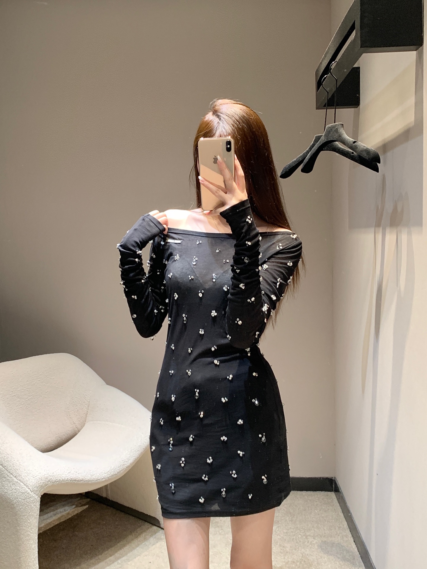 NO:467970,Miumi* 25Fw early autumn new style, handmade beaded diamond micro-labeled long base shirt丨Exclusive high-end production!  Custom imported cotton material, pure handmade craftsmanship, and it takes three days to customize a whole piece!  Imported drills and drills are invincible and shining!  A must-have item for the Queen!  The overall design is super exquisite and atmospheric~ The neckline logo highlights the brand's unique charm positioning!  Single product that can reduce age and make you look slim and slim~S/M/L, miumiu, alexander wang19860909Miumi* 25Fw早秋新款 手工钉珠钻微标长款打底衫丨独家高版出品！定制进口棉材质,纯手工工艺,三天才能订制完一整件！ 进口钻钻无敌闪耀！ 场面女王大人必备单品！ 设计整体超级精致大气～领口徽标突显品牌独有的魅力定位！减龄显瘦兼得的单品～现货发售S/M/L,,miumiu,alexander wang,Women's clothing