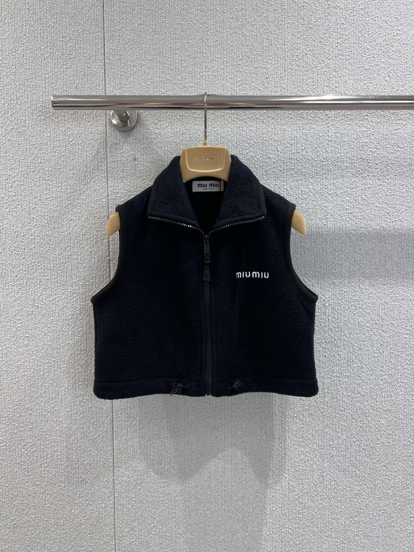 NO:468070,Support replacement Miumi* 25Fw early autumn new model, micro-label embroidered blue fleece vest丨Exclusive yb development!  High-end production!  The original 1:1 grainy custom fleece fabric is different from the soft version on the market!  The unique grainy feeling of fleece is too healing!  It feels like being wrapped in clouds, and like a warm blanket, making the overall look more layered, allowing you to stand out from the crowd!  A series of outsourcing!  Perfect workmanship quality depends on details, S/M/L real photos of S/M/L on sale in stock, miumiu, blankets, alexander wang19860909支持换款 Miumi* 25Fw早秋新款 微标刺绣藏蓝色摇粒绒马甲丨独家yb开发！高版出品！原版1:1有颗粒感定制摇粒绒面料 区别市面软趴趴版本！摇粒绒特有的颗粒感上身也太治愈了！像被云朵包裹 又像裹着暖烘烘的毯子更让整体造型更有层次感,让你在人群中脱颖而出！一系列有出！完美做工品质看细节,现货发售S/M/L实拍细节图,,miumiu,blankets,alexander wang,Women's clothing