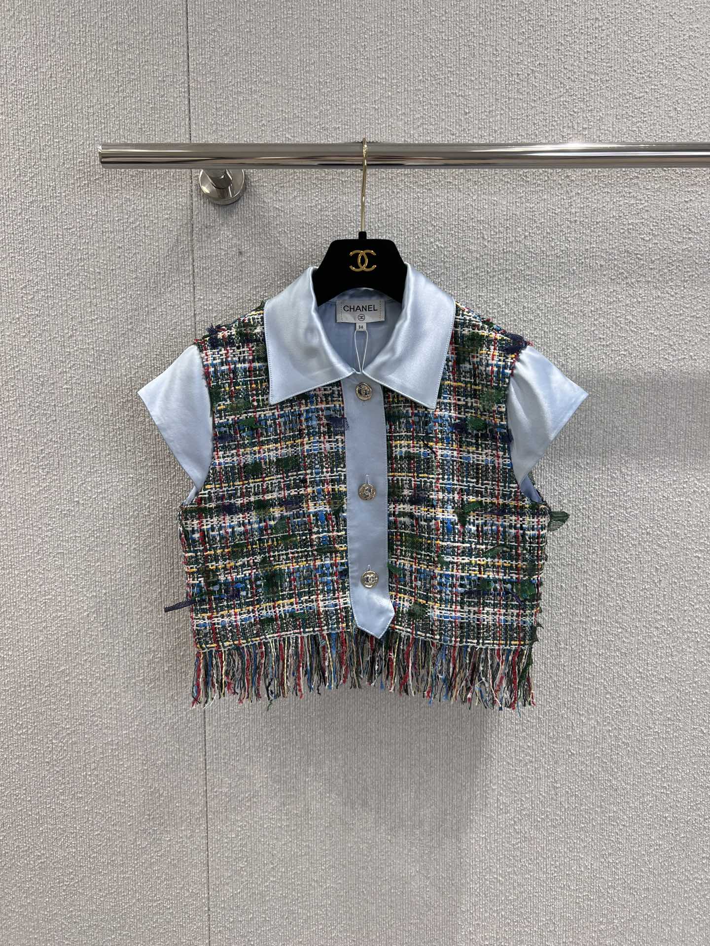 NO:468028,Support for replacement Chane* 25B high-end handicraft workshop series new style colored tassel short-sleeved vest jacket丨Exclusive high-end production!  Colored weaving technology and small lapel design, fashionable age reduction, tassel embellishment at hem, perfect workmanship quality to see details, S/M/L real photos for sale in stock, chanel, jackets & coats, T-shirt, alexander wang19860909支持换款 Chane* 25B高级手工坊系列新款 彩呢流苏短袖马甲外套丨独家高版出品！彩色编织工艺搭配小翻领设计,时尚减龄,下摆流苏点缀,完美做工品质看细节,现货发售S/M/L实拍细节图,,chanel,jackets & coats,T-shirt,alexander wang,Women's clothing