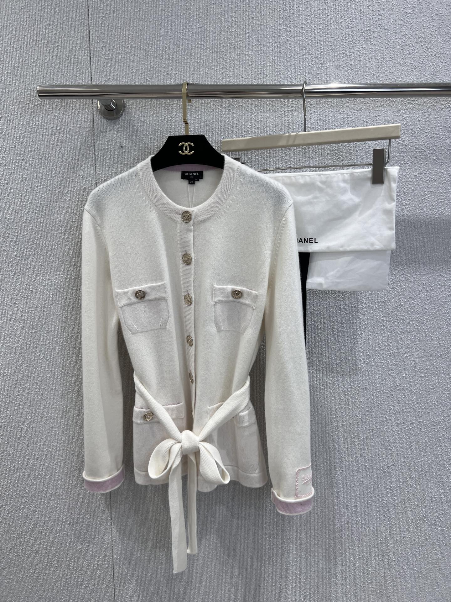 NO:468030,Support replacement Chane* 25b high-end handicraft workshop series new products, minimalist two-color neck strap long knitted cardigan丨Exclusive yb development!  High-end production!  The whole body is fine and dense crochet texture, the big body is matched with the whole body contrasting thread edge, the temperament is lazy, the chest is decorated with rhinestone buckle, butterfly bow, which easily highlights the full-score details, the double C metal buckle embellishes the upper edge of the pocket, exquisite and stylish, suitable for layering and mixing items, can be elegant and hot, the outfit is fashionable and casual, the real details of S/M/L are on sale in stock, chanel, alexander wang19860909支持换款 Chane* 25b高级手工坊系列新品 极简双色领口绑带长款针织开衫丨独家yb开发！高版出品！通体细密钩针肌理纹 大身配合通体撞色螺纹包边 气质优慵懒 胸前水钻扣系带蝴蝶结装点 轻松突出满分细节质感 双C金属扣点缀口袋上缘 精致有格调 适合叠穿混搭的单品 可气质可热辣 穿搭时髦休闲 现货发售S/M/L实拍细节图,,chanel,alexander wang,Women's clothing