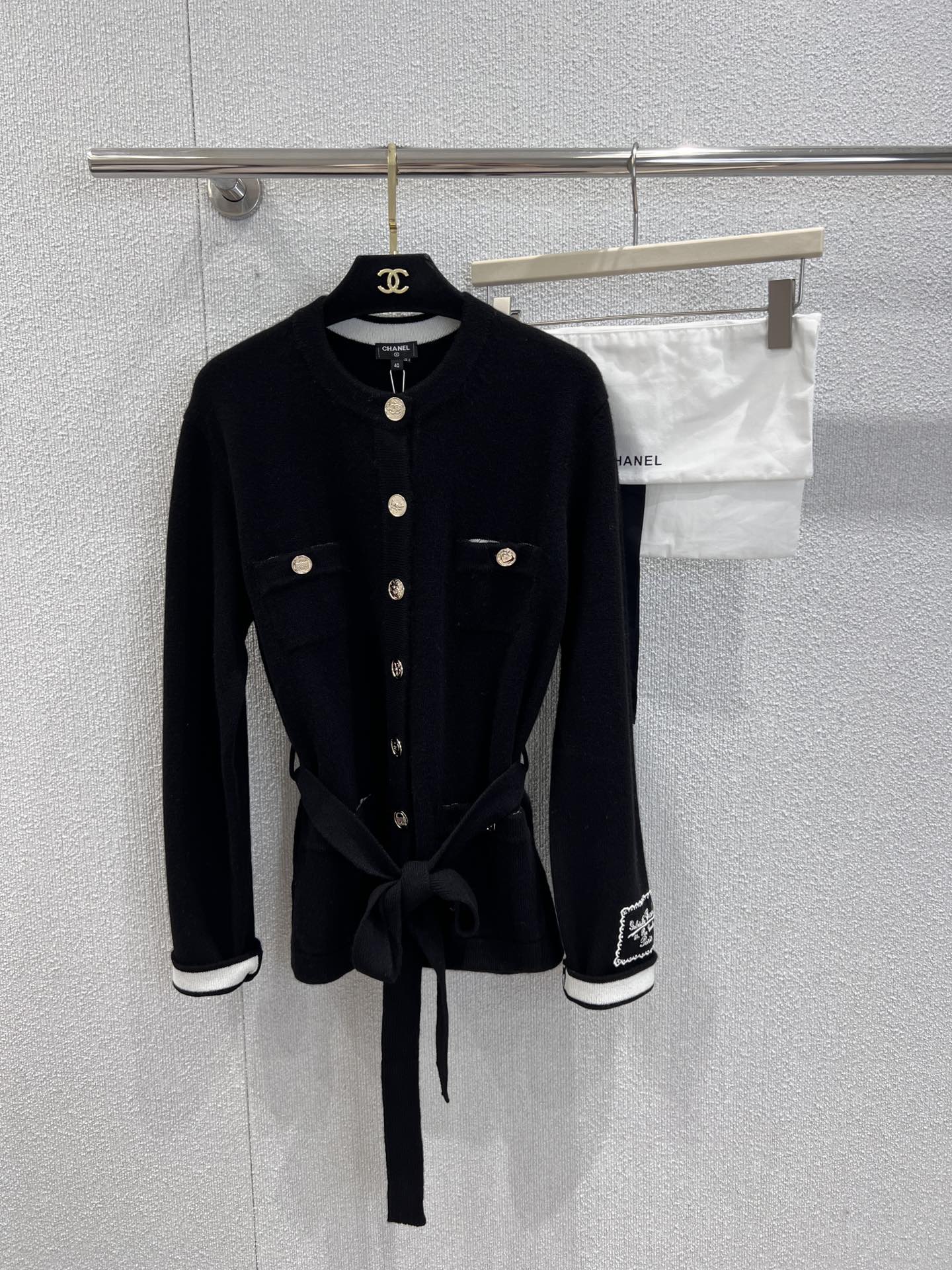 NO:468076,Support replacement Chane* 25b high-end handicraft workshop series new products, minimalist two-color neck strap long knitted cardigan丨Exclusive yb development!  High-end production!  The whole body is fine and dense crochet texture, the big body is matched with the whole body contrasting thread edge, the temperament is lazy, the chest is decorated with rhinestone buckle, butterfly bow, which easily highlights the full-score details, the double C metal buckle embellishes the upper edge of the pocket, exquisite and stylish, suitable for layering and mixing items, can be elegant and hot, the outfit is fashionable and casual, the real details of S/M/L are on sale in stock, chanel, alexander wang19860909支持换款 Chane* 25b高级手工坊系列新品 极简双色领口绑带长款针织开衫丨独家yb开发！高版出品！通体细密钩针肌理纹 大身配合通体撞色螺纹包边 气质优慵懒 胸前水钻扣系带蝴蝶结装点 轻松突出满分细节质感 双C金属扣点缀口袋上缘 精致有格调 适合叠穿混搭的单品 可气质可热辣 穿搭时髦休闲 现货发售S/M/L实拍细节图,,chanel,alexander wang,Women's clothing