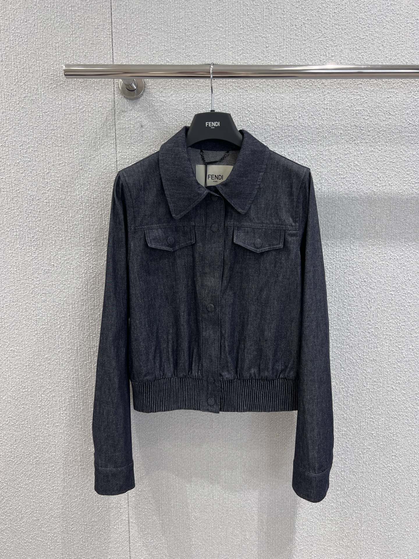 NO:468007,Supports replacement Fend* 25Fw early autumn new style, old-fashion style dark denim jacket | Exclusive high-end product!  The waist-tight waist craftsmanship, the classic lapel small short style is versatile and not picky, the upper body is casual, handsome, retro and modern, the perfect workmanship quality depends on the details, the real details of S/M/L are on sale in stock, fendi, jackets & coats, jackets & coats, alexander wang19860909支持换款 Fend* 25Fw早秋新款 老钱风穿搭深色牛仔夹克外套丨独家高版出品！打揽束腰工艺,经典翻领小短款版型百搭不挑人,上身随性帅气复古又摩登,完美做工品质看细节,现货发售S/M/L实拍细节图,,fendi,jackets & coats,jackets & coats,alexander wang,Women's clothing