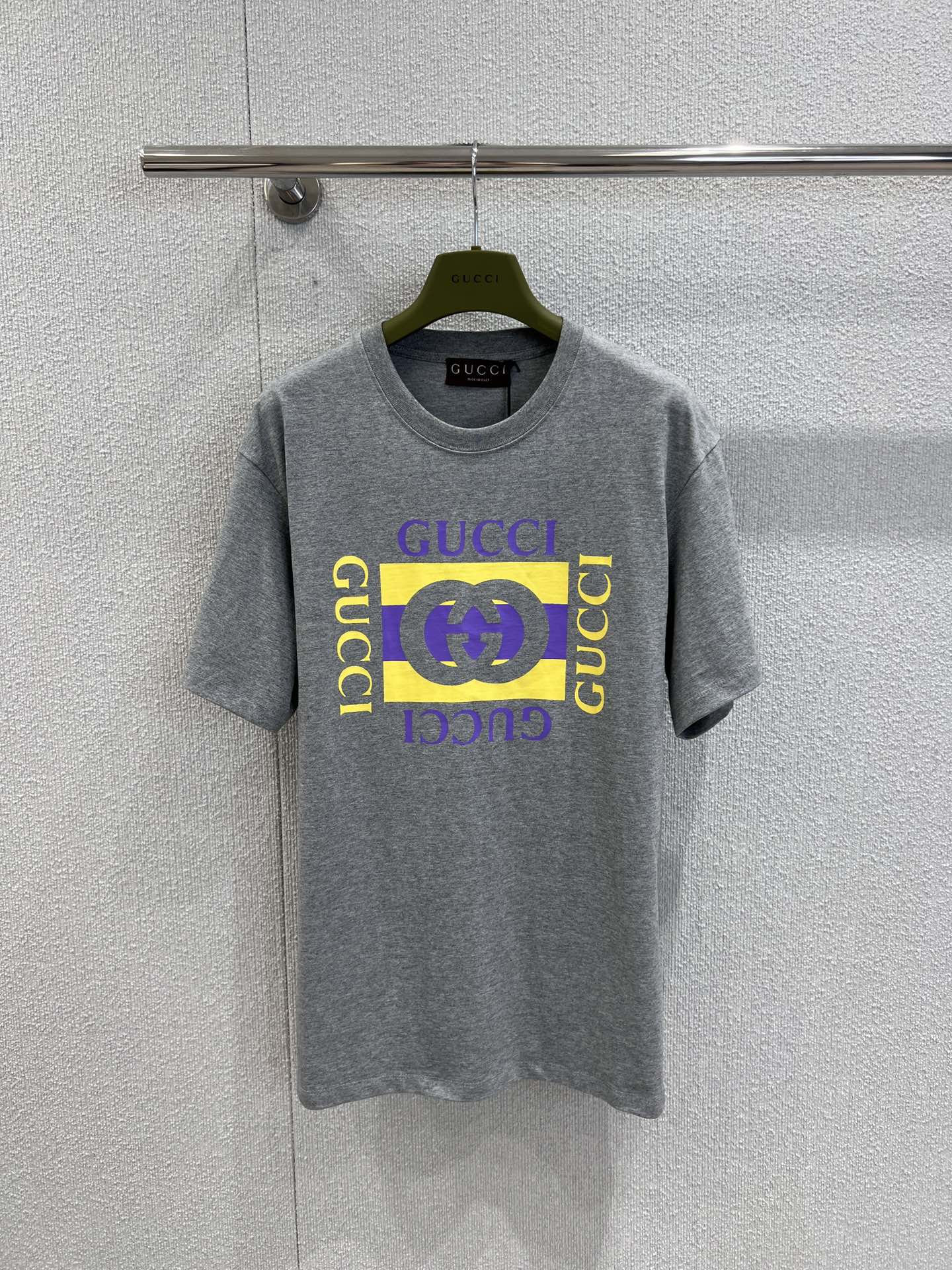 NO:468021,Support replacement Gucc* 25FW early autumn new style, square letter printed round neck short-sleeved T-shirt | Exclusive high-end production!  Regular short-sleeved T-shirt cut to highlight the brand style. Made of gram-weight pure cotton, full of drape and present a slim visual effect. The chest uses printing technology and contrasting colors to outline the three-dimensional brand letter logo pattern to enhance brand identity. Fashion and high-end feel immediately create a personalized style. S/M/L real-life details pictures on sale, gucci, T-shirt,tees, t-shirt,alexander wang19860909支持换款 Gucc* 25FW早秋新款 方块字母印花圆领短袖T恤丨独家高版出品！常规短袖T恤裁剪 凸显品牌格调 采用克重纯棉制成 垂坠感十足 呈现显瘦视觉效果 胸前利用印花工艺和撞色勾勒出立体风格的品牌字母徽标图案 加强品牌标识度 时尚高级感立现 打造个性风格 现货发售S/M/L实拍细节图,,gucci,T-shirt,tees，t-shirt,alexander wang,Women's clothing