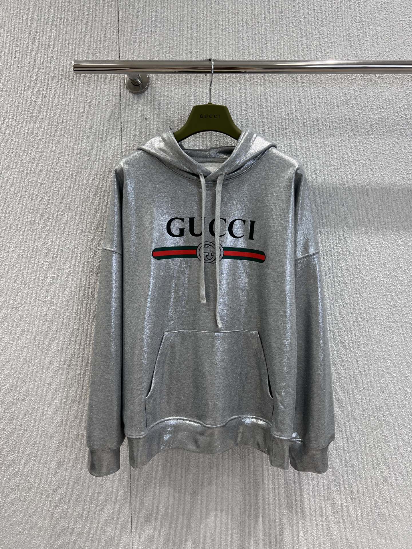 NO:467992,Support replacement Gucc* 25Fw early autumn new style, letter printed hot silver hooded sweatshirt | Exclusive high-end production!  Loose hooded sweatshirt cut highlights the brand style. Made of gram-weight pure cotton, full of drape, presents a slim visual effect. The whole garment is restored from technological gray and silver. The naked eye is visible with fine glitter pearlescent. Different version. The chest is restored by printing technology. The three-dimensional brand letter logo pattern is outlined with contrasting colors. The variant font enhances the brand identity. Fashionable and high-end feel is instantly revealed. Create a personal style. Fashionable and relaxed. The inner wear is brilliant and fashionable. S/M/L real-life details pictures are on sale in stock. Gucci, hoodie, sweatshirts, hats, alexander wang19860909支持换款 Gucc* 25Fw早秋新款 字母印花烫银连帽卫衣丨独家高版出品！宽松连帽卫衣裁剪 凸显品牌格调 采用克重纯棉制成 垂坠感十足 呈现显瘦视觉效果 整件成衣还原出科技灰银色 肉眼可见的带有细闪珠光 区别版本 胸前利用印花工艺还原色彩 利用撞色勾勒出立体风格的品牌字母徽标图案 变体字型加强品牌标识度 时尚高级感立现 打造个性风格 时髦松弛 单穿内搭都出彩时髦 现货发售S/M/L实拍细节图,,gucci,hoodie,sweatshirts,hats,alexander wang,Women's clothing