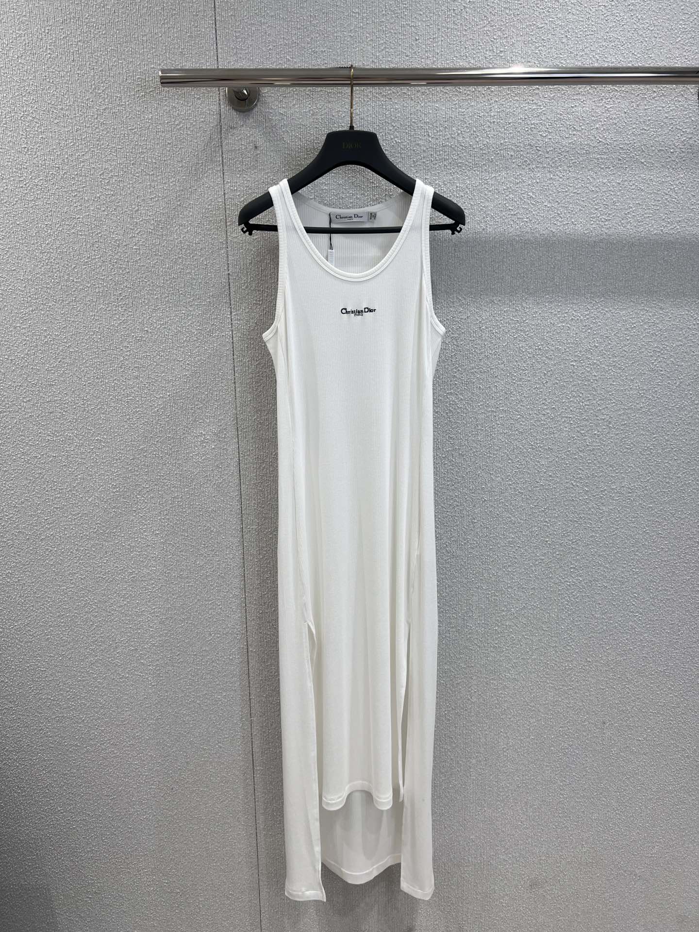 NO:468037,Support replacement Dio*25Ss spring and summer new model, micro-label embroidered threaded mid-length vest dress | Exclusive high-end production!  Contract the treasures and versatile items for the whole summer!  The collar edges are all seamlessly spliced ​​and integrated molding, and the workmanship quality depends on the details!  Differentiate the market version!  The waist-hugging style design, three-dimensional cutting, and the upper body effect is amazing!  Customized thread edge collection is smooth and smooth, on-site sale S/M/L real-time details pictures, dior, skirts, alexander wang19860909支持换款 Dio*25Ss春夏新款 微标刺绣螺纹中长款背心连衣裙丨独家高版出品！承包一整个夏天的宝藏百搭单品！领边皆采用无缝拼接一体成型工艺,做工品质看细节！区别市场版本！收腰版型设计,立体裁剪,上身效果绝绝子！定制螺纹收边平整流畅,现货发售 S/M/L实拍细节图,,dior,skirts,alexander wang,Women's clothing