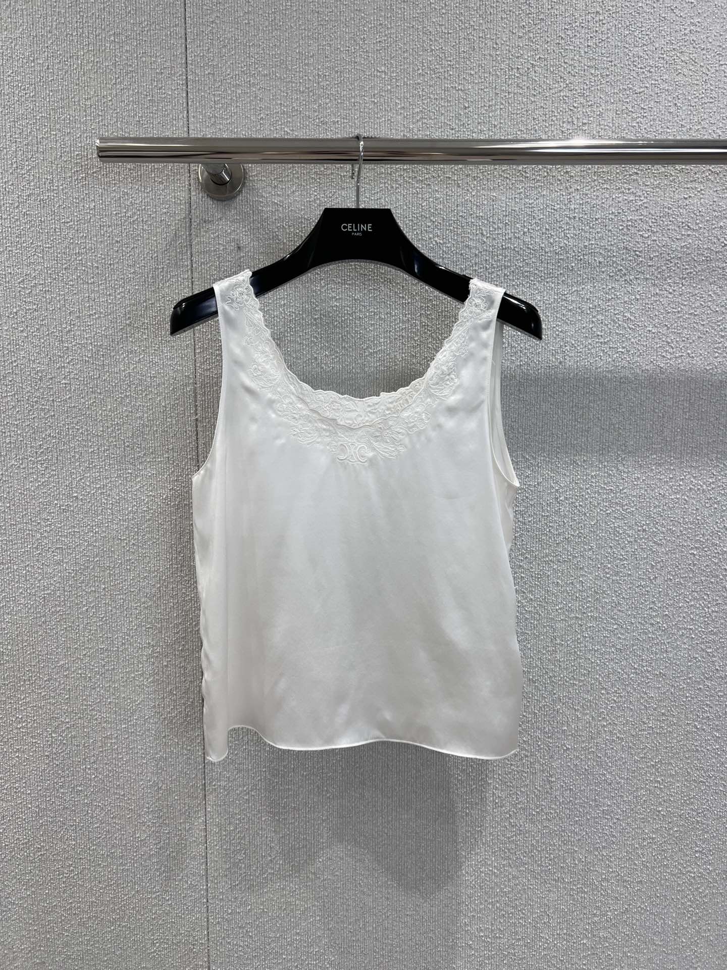 NO:468077,Support replacement Celin* 25Fw early autumn new model, water-soluble embroidered spliced ​​silk vest丨Exclusive yb development!  High-end production!  Mulberry silk material, high-quality texture, light and skin-nourishing, round neck vest cut, neckline wrap around, lace embroidery as the decoration highlights, interspersed with Arc de Triomphe logo, highlighting the high-end outfit, micro A-extended hem, inclusive of body slimness, slimming, full of slack tone, highlighting the light and fashionable temperament, single-wearing, layering, real S/M/L real photos, details, celine, real silk, alexander wang19860909支持换款Celin* 25Fw早秋新款 水溶绣花拼接真丝背心丨独家yb开发！高版出品！桑蚕丝材质 质感高级 轻薄养肤 圆领背心剪裁 领口环绕一圈 以花边刺绣作为装饰亮点 穿插凯旋门徽标呼应 凸显穿搭高级感 微A外扩下摆 包容身材修身 更显瘦 尽显松弛调性 凸显轻奢时髦气质 单穿叠穿均可 现货发售S/M/L实拍细节图,,celine,real silk,alexander wang,Women's clothing