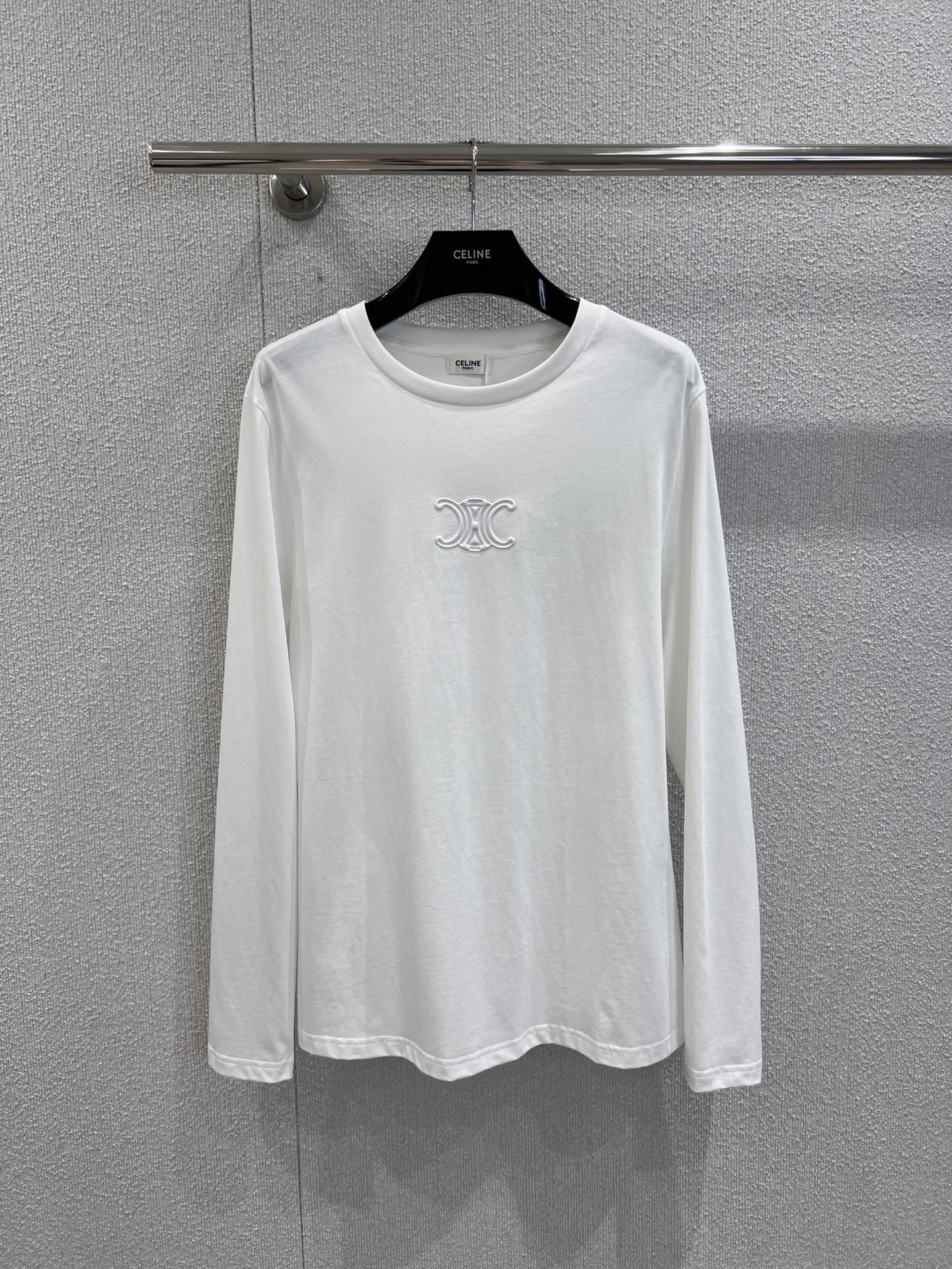 NO:471231,Support for replacement Celin*25Fw early autumn new style Arc de Triomphe logo embossed long-sleeved T-shirt丨Exclusive high-end product!  The fashionable items that must be included in the autumn and winter wardrobe are very nice to satisfy all kinds of outfits. They are simply a must-have for everyone!  A long-sleeved T-shirt that makes a great photo shoot when taking pictures on the street!  Full of fashion sense!  The concave shape is a perfect look. The classic small round neck design is simple and easy to wear. It is eye-catching when walking on the street!  The youthful and energetic feel is loose and not picky about the figure at all!  With its own slimming attribute!  Fashionable guys, please enter!  !  S/M/L real photos, celine,tees, t-shirt,alexander wang19860909支持换款 Celin*25Fw早秋新款 凯旋门logo压花长袖T恤丨独家高版出品！秋冬衣橱必入的时髦单品单穿内搭都很nice满足各种穿搭 简直就是人手必备！出街拍照非常出片的一款长袖T！时髦感十足！凹起造型来妥妥的好看经典的小圆领设计简洁好穿 走在街上吸睛度满分！青春又活力的感觉宽松版型完全不挑身材！自带显瘦属性！时髦精们BI入好吧！！现货发售S/M/L实拍细节图,,celine,tees，t-shirt,alexander wang,Women's clothing