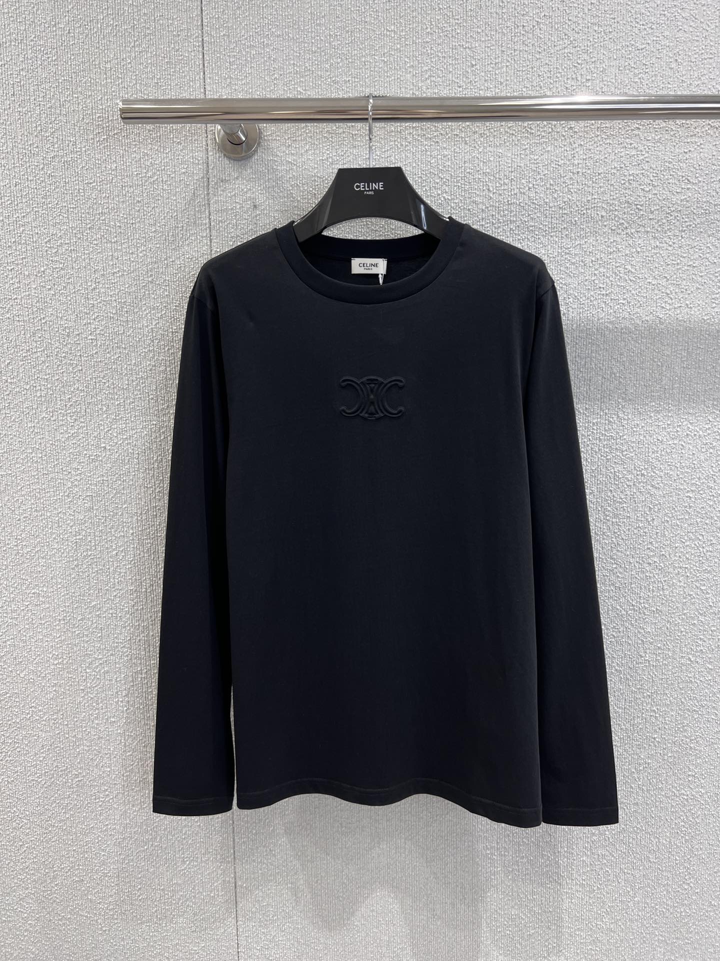 NO:471245,Support for replacement Celin*25Fw early autumn new style Arc de Triomphe logo embossed long-sleeved T-shirt丨Exclusive high-end product!  The fashionable items that must be included in the autumn and winter wardrobe are very nice to satisfy all kinds of outfits. They are simply a must-have for everyone!  A long-sleeved T-style photo shoot that makes a great comedy!  Full of fashion sense!  The concave shape is a perfect look. The classic small round neck design is simple and easy to wear. It is eye-catching when walking on the street!  The youthful and energetic feel is loose and not picky about the figure at all!  With its own slimming attribute!  Fashionable guys, please enter!  !  S/M/L real photos, celine,tees, t-shirt,alexander wang19860909支持换款 Celin*25Fw早秋新款 凯旋门logo压花长袖T恤丨独家高版出品！秋冬衣橱必入的时髦单品单穿内搭都很nice满足各种穿搭 简直就是人手必备！出街拍照非常出片的一款长袖T！时髦感十足！凹起造型来妥妥的好看经典的小圆领设计简洁好穿 走在街上吸睛度满分！青春又活力的感觉宽松版型完全不挑身材！自带显瘦属性！时髦精们BI入好吧！！现货发售S/M/L实拍细节图,,celine,tees，t-shirt,alexander wang,Women's clothing