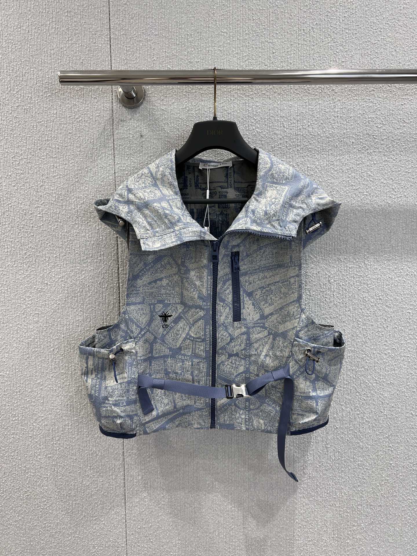 NO:471186,Support replacement Dio* 25Fw early autumn new model, classic printed charge vest丨Exclusive high-end production!  Gray-blue Paris Montaigne series patterned taffeta jacquard fabric, versatile and fashionable and high-end style!  A must-have artifact for wardrobe!  The 3D three-dimensional tailoring makes the upper body look slim, and it is highly recommended to keep it yourself!  Workmanship quality depends on the details. S/M/L real photos of S/M/L are sold in stock, dior, alexander wang19860909支持换款 Dio* 25Fw早秋新款 经典印花冲锋马甲丨独家高版出品！灰蓝色巴黎蒙田大道系列图案塔夫绸提花面料,版型百搭时髦又高级！衣橱必备神器！3D立体剪裁上身巨显瘦,强烈推荐自留款！做工品质看细节.现货发售S/M/L实拍细节图,,dior,alexander wang,Women's clothing