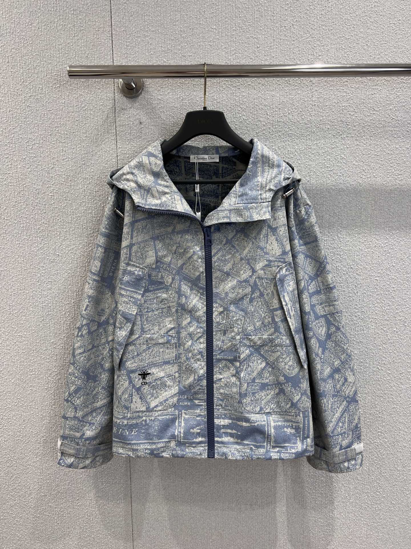 NO:469566,Support replacement Dio* 25Fw early autumn new style hooded jacket jacket | Exclusive high-end production!  Gray-blue Paris Montaigne series patterned taffeta jacquard fabric, classic silhouette design loose style versatile and fashionable and high-end!  A must-have artifact for wardrobe!  The 3D three-dimensional tailoring makes the upper body look slim, and it is highly recommended to keep it yourself!  Workmanship quality depends on the details. S/M/L real photos of S/M/L are sold in stock, dior, jackets & coats, jackets & coats, hats, alexander wang19860909支持换款 Dio* 25Fw早秋新款 连帽冲锋衣夹克外套丨独家高版出品！灰蓝色巴黎蒙田大道系列图案塔夫绸提花面料,经典廓型设计宽松版型百搭时髦又高级！衣橱必备神器！3D立体剪裁上身巨显瘦,强烈推荐自留款！做工品质看细节.现货发售S/M/L实拍细节图,,dior,jackets & coats,jackets & coats,hats,alexander wang,Women's clothing