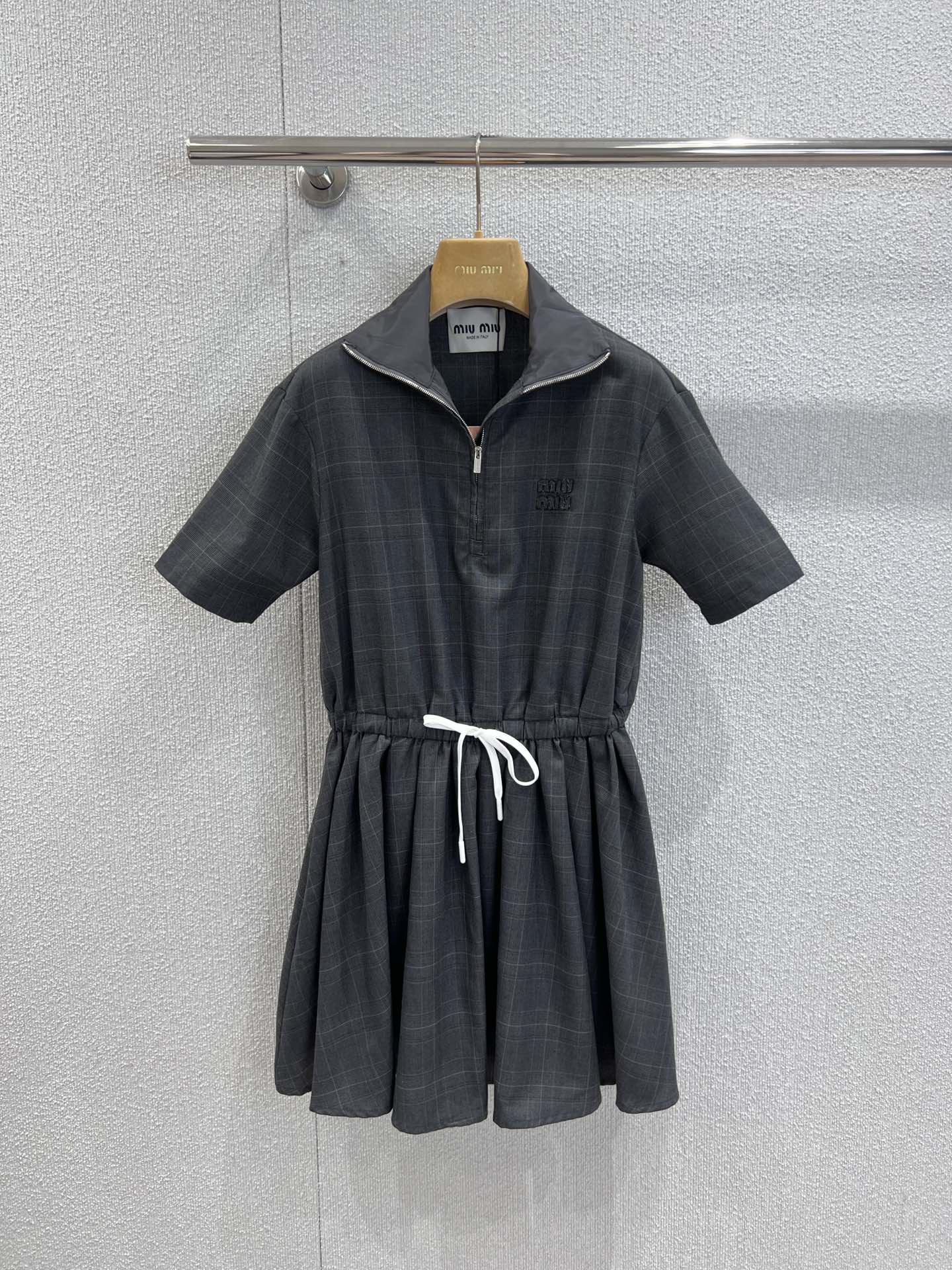 NO:469472,Support replacement Miumi* 25fw early autumn new style gray Welsh plaid pleated dress | Exclusive yb development!  High-end production!  Customized woven Prince of Wales checked wool fabric, the high-end smoke grey tone of the version is very delicate, and the yarn blended woven plaid in multiple colors is refreshing and flexible in the touch, skin-friendly and breathable, but will not be soft and not deformed, and the upper body is very three-dimensional!  Chest logo patch embroidery, high-waist splicing heavy industry pleated skirt with three-dimensional shape, draping and pleated position difference market low-version drawstring elastic waist highlights waistline, slimming and tall, easily increasing body proportions, upper body is a literary temperament Miu girl~ S/M/L real-life details pictures on sale, miumiu, skirts, alexander wang19860909支持换款 Miumi* 25fw早秋新款 灰色威尔士格纹百褶连衣裙丨独家yb开发！高版出品！定制的梭织威尔士亲王格纹羊毛面料,对版的高级烟灰色调非常微妙,多个颜色的纱线混纺色织格纹,手感清爽柔韧,亲肤透气但是不会软塌塌,不易皱不变形,上身非常有立体感！胸口logo贴布刺绣,高腰拼接重工百褶裙摆立体有型,垂感和褶位区别市场低版货抽绳松紧收腰凸显腰线,显瘦显高挑,轻松拉升身材比例,上身是文艺气质Miu女孩～现货发售S/M/L实拍细节图,,miumiu,skirts,alexander wang,Women's clothing