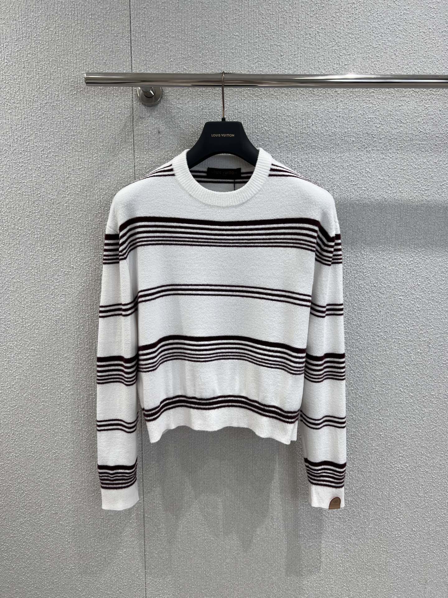 NO:469488,Support for replacement Louis Vuitto* 25Fw early autumn new style horizontal striped leather logo knitted sweater丨Exclusive high-end production!  Classic striped design, the perfect length of the clothes, the upper body is super inclusive, and the versatile style is amazing!  The collision of colors is YYDS custom yarn, whether worn alone or layered, with excellent texture and comfortable fit. Details are online. Sisters, just feel at ease!  S/M/L real photos for sale, louis vuitton, sweaters, alexander wang19860909支持换款 Louis Vuitto* 25Fw早秋新款 横条纹皮质徽标针织毛衣丨独家高版出品！经典条纹设计 永远不会过时恰到好处的衣长上身包容性超强 百搭版型绝绝子！颜色的碰撞无论单穿还是叠穿都是YYDS定制纱线 质感超赞 舒适感贴身穿着都 细节在线 姐妹们 放心入就对了！现货发售S/M/L实拍细节图,,louis vuitton,sweaters,alexander wang,Women's clothing