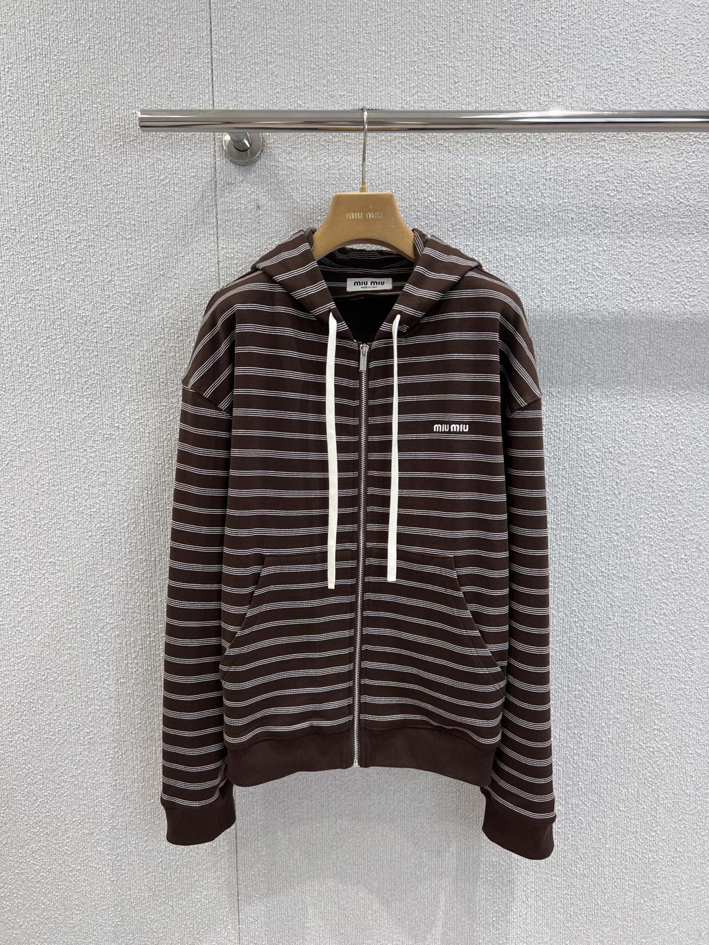 NO:469461,Support replacement Miumi* 25fw early autumn new style, brown striped cotton zippered hooded sweatshirt jacket | Exclusive yb development!  High-end production!  Customized plain cotton with YB, brand logo on the chest, striped elements that are not greasy, hazelnut chocolate color scheme, retro and casual and lazy, absolute comfort zone, daily wear is very strong ~ S/M/L real-life details pictures on sale, miumiu, hoodie, sweatshirts, jackets & coats, hats, alexander wang19860909支持换款 Miumi* 25fw早秋新款 咖色条纹棉质拉链连帽卫衣外套丨独家yb开发！高版出品！采用YB定制平纹棉质 胸前饰有品牌标识贴布徽标 百看不腻的条纹元素 榛果巧克力的配色 复古又随性慵懒 绝对的舒适区 日常实穿性很强～现货发售S/M/L实拍细节图,,miumiu,hoodie,sweatshirts,jackets & coats,hats,alexander wang,Women's clothing
