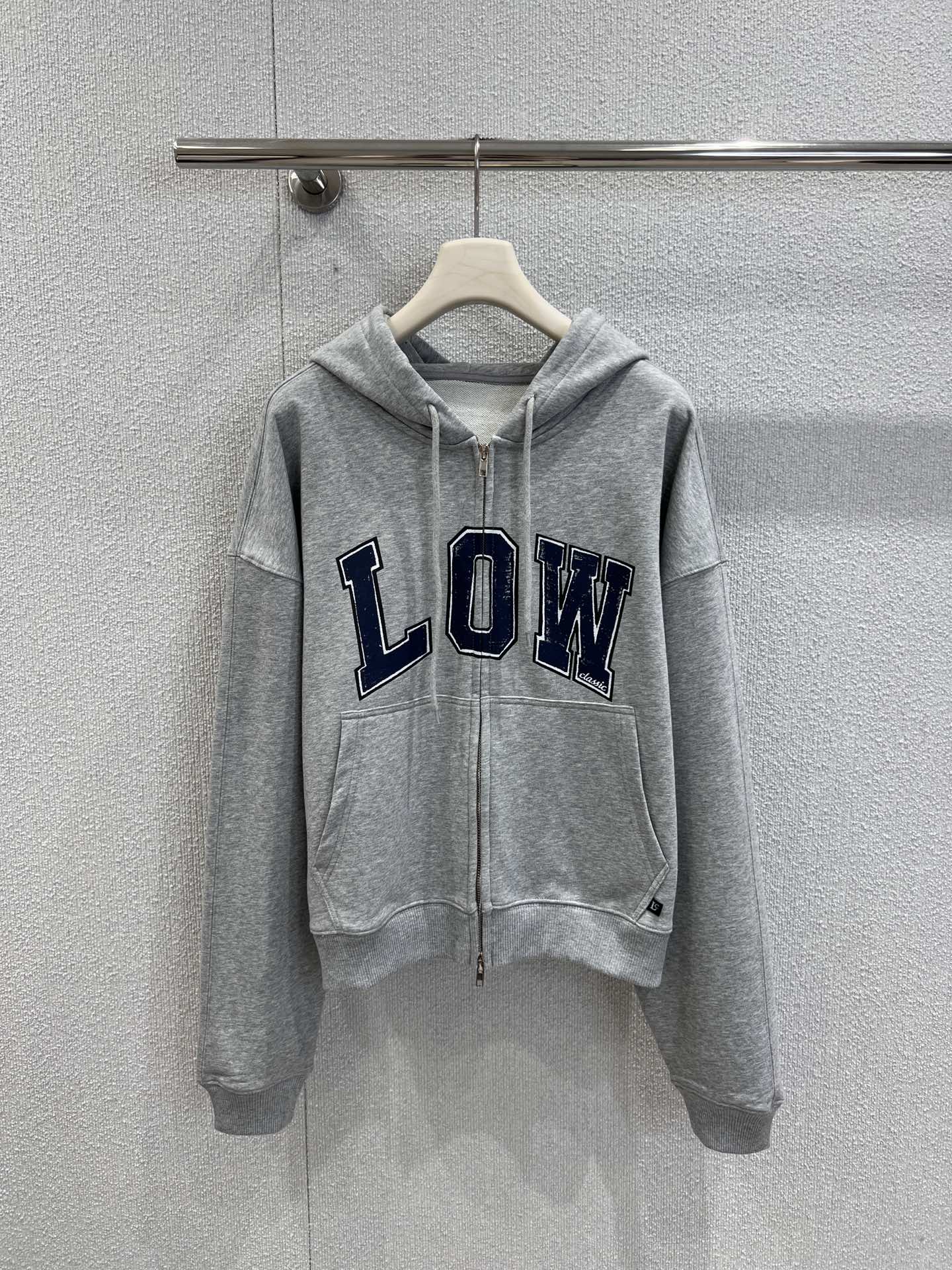 NO:469503,Support for replacement lowclassi* 25FW autumn and winter new style retro American casual style hooded sweatshirt jacket | Exclusive high-end production!  Retro old cracked prints, dark gray and floral gray with blue prints, so beautiful. Normal thin sweatshirts without fleece, which is also suitable for fashionable and exquisite layering. YB consistent high-quality cotton material is invincible. The fabric is very soft and easy to wear. The random matching is full of beautiful and high-sports, and it looks good to look at the age. S/M/L real-life details pictures are available in stock, hoodie, sweatshirts, jackets & coats, hats, alexander wang19860909支持换款 lowclassi* 25FW秋冬新款 复古美式休闲风连帽卫衣外套丨独家高版出品！复古做旧皲裂印花 深灰及花灰色搭配蓝色印花 太好看了 正常的薄卫衣 不加绒 也很适合时髦精的多种叠穿搭配 yb一致高克重棉料质感无敌 面料非常柔软好穿 随意搭配都是满满的美高运动感 减龄好看 现货发售S/M/L实拍细节图,,hoodie,sweatshirts,jackets & coats,hats,alexander wang,Women's clothing