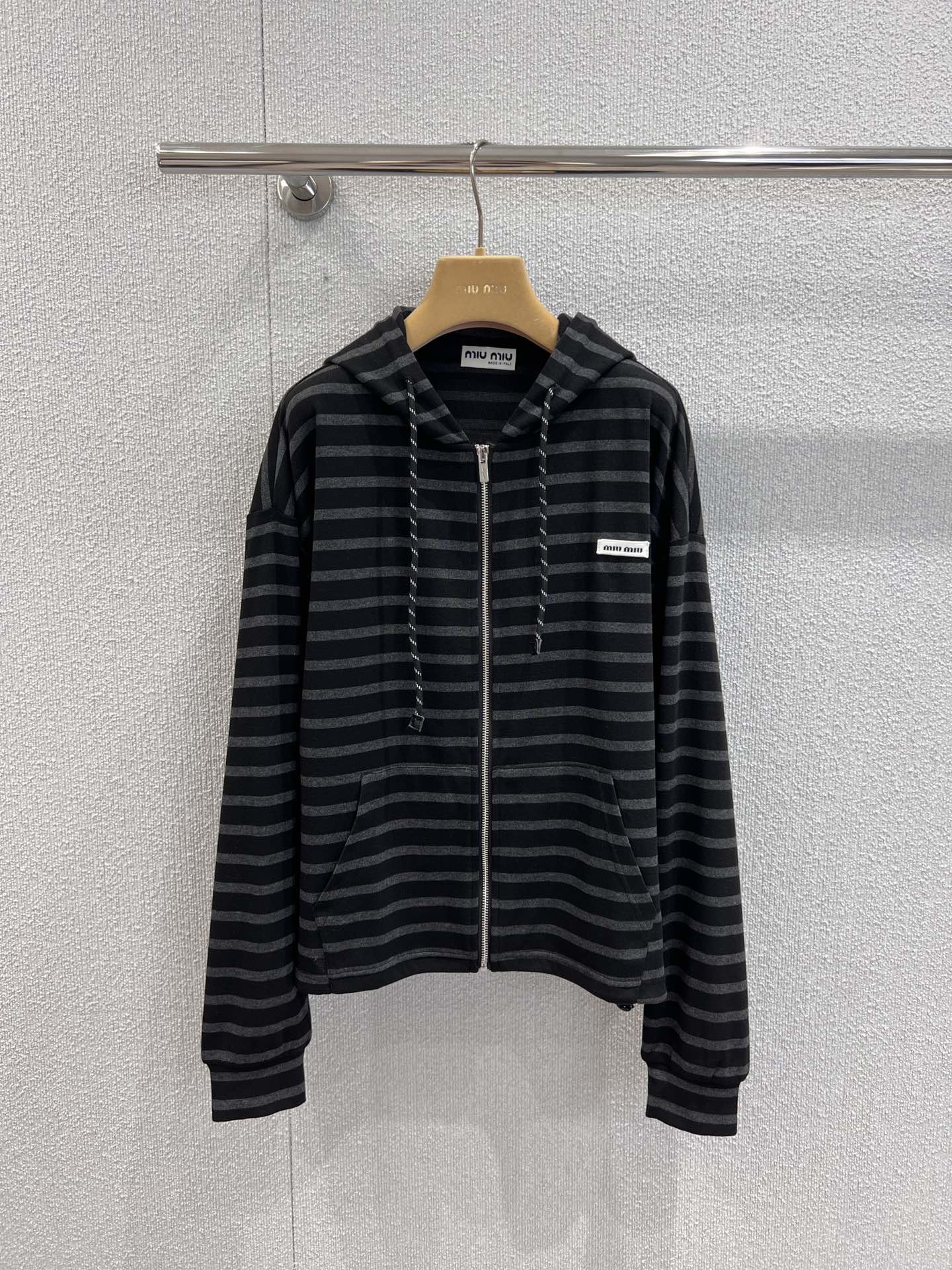 NO:469526,Support replacement Miumi* 25FW autumn and winter new model, micro-label striped zipper hooded jacket + trouser suit丨Exclusive high-end production!  Imported cotton material, breathable and comfortable, full of drooping, black and gray stripes contrasting color design, with twisted drawstring adjustment decoration, add layering of the shape, iconic letter logo embellishment on the chest, highlight the brand tone, surface auxiliary material development, hooded zipper jacket with drawstring trousers, details echo up and down, presenting a casual college old money style, S/M/L real-life details pictures on sale,,miumiu, jackets & coats,hats,alexander wang19860909支持换款 Miumi* 25FW秋冬新款 微标条纹拉链连帽外套+长裤套装丨独家高版出品！进口人棉材质 透气舒适 垂感十足 通体黑灰条纹撞色设计 配合绞色抽绳调节装饰 增添造型层次感 胸前标志性字母徽标点缀 彰显品牌调性 面辅料开发 连帽拉链外套搭配抽绳长裤 细节上下呼应 呈现随性学院老钱风格 现货发售S/M/L实拍细节图,,miumiu,jackets & coats,hats,alexander wang,Women's clothing