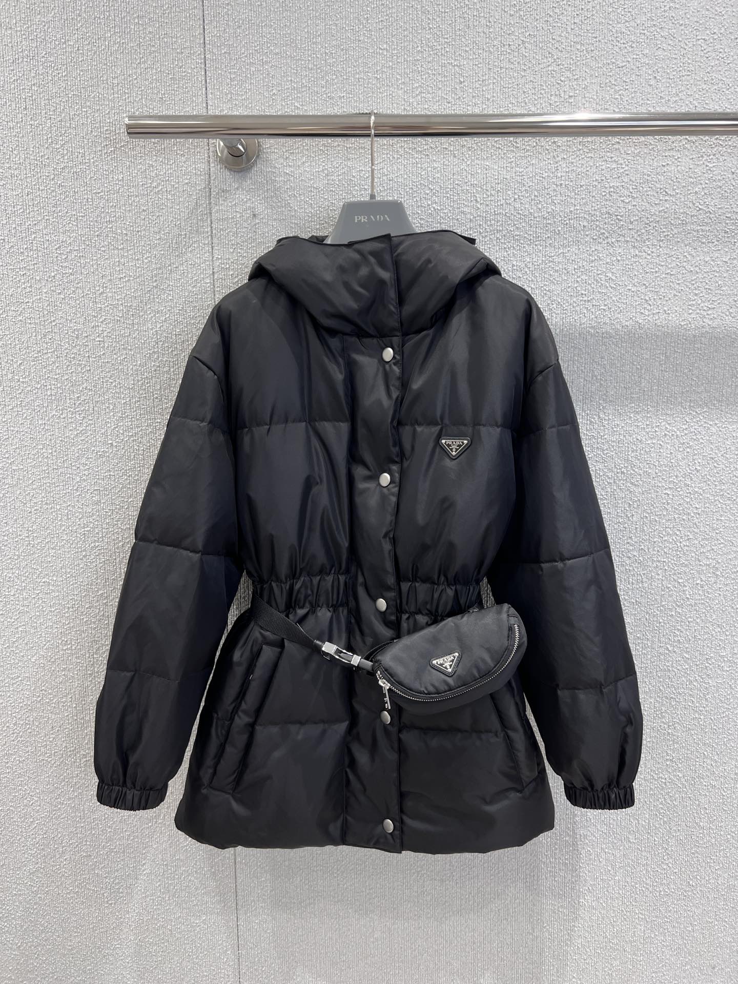 NO:469480,With dust bag Prad* 25Fw autumn and winter new style Ant waist series waist bag down jacket | Exclusive yb development!  High-end production!  Recycled nylon fabric with a removable waist. The 3D three-dimensional pocket presented in the iconic triangle adds a new style to this hooded down jacket. The inner part is filled with the soft goose down lining of the national standard 90 to give warm care. The body uses innovative Re-Nylon recycled nylon fabric purified from marine plastic recycling. The elastic belt hem highlights the waistline, and the buckle on the side of the collar adds a highlight of the design!  S/M/L real photos, prada, jackets & coats, down jacket, hats, alexander wang19860909配防尘袋 Prad* 25Fw秋冬新款 蚂蚁腰系列腰包羽绒服外套丨独家yb开发！高版出品！ 再生尼龙面料搭配可拆卸腰 以标志性三角形呈现的3D立体口袋为此款兜帽式羽绒外套平添新颖格调.内里填充国标90柔软的鹅绒加衬给予温暖呵护,衣身采用提纯自海洋塑料回收物的创新性Re-Nylon再生尼龙面料,弹力带束绳下摆彰显腰部线条,衣领旁开扣平添设计亮点！现货发售S/M/L实拍细节图,,prada,jackets & coats,down jacket,hats,alexander wang,Women's clothing