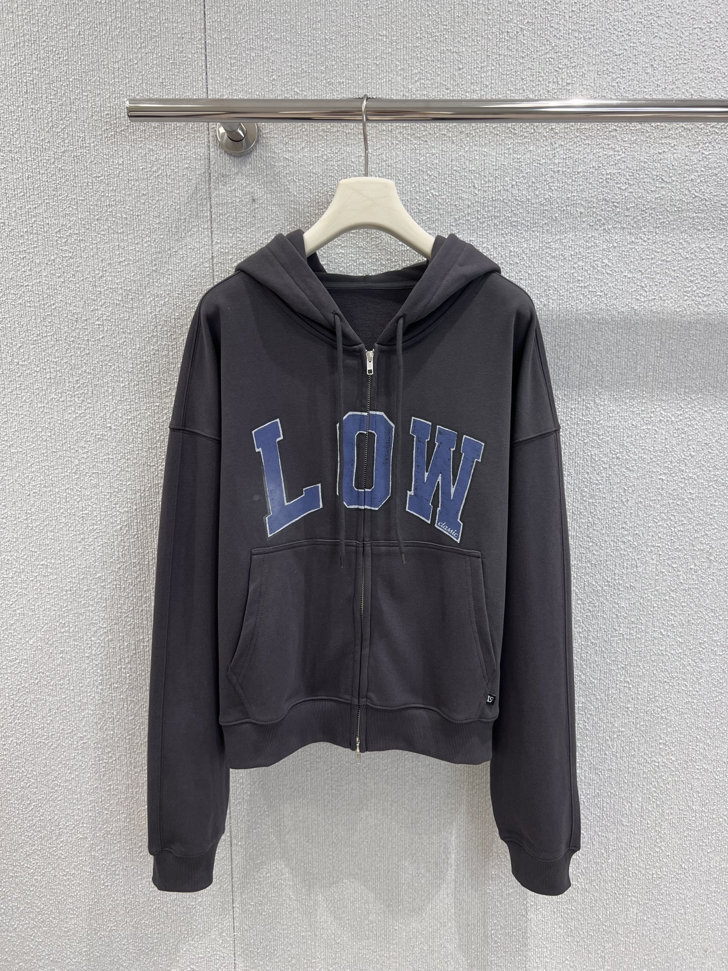 NO:469493,Support for replacement lowclassi* 25FW autumn and winter new style retro American casual style hooded sweatshirt jacket | Exclusive high-end production!  Retro old cracked prints, dark gray and floral gray with blue prints, so beautiful. Normal thin sweatshirts without fleece, which is also suitable for fashionable and exquisite layering. YB consistent high-quality cotton material is invincible. The fabric is very soft and easy to wear. The random matching is full of beautiful and high-sports, and it looks good to look at the age. S/M/L real-life details pictures are available in stock, hoodie, sweatshirts, jackets & coats, hats, alexander wang19860909支持换款 lowclassi* 25FW秋冬新款 复古美式休闲风连帽卫衣外套丨独家高版出品！复古做旧皲裂印花 深灰及花灰色搭配蓝色印花 太好看了 正常的薄卫衣 不加绒 也很适合时髦精的多种叠穿搭配 yb一致高克重棉料质感无敌 面料非常柔软好穿 随意搭配都是满满的美高运动感 减龄好看 现货发售S/M/L实拍细节图,,hoodie,sweatshirts,jackets & coats,hats,alexander wang,Women's clothing