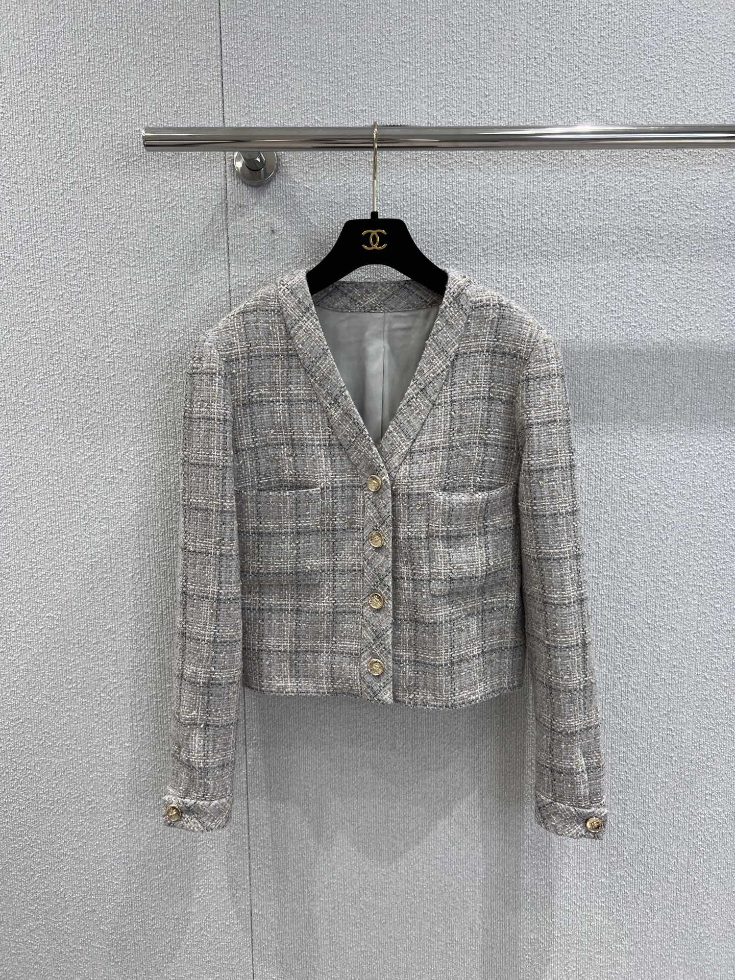 NO:469514,Support replacement Chane* 25B high-end handicraft workshop series new model woven dress jacket | Exclusive yb development!  High-end production!  Imported woolen wool rough material, obvious texture, excellent texture, thick striped woolen fabric creates a small fragrance style. Short double pocket collar with woven edge-banded heavy metal buttons. The details of the cuffs are echoing, showing luxury and elegance. The arrangement of the plaid is elegant and charming, highlighting the taste of the famous lady. The first choice for fashionable outfits in autumn and winter. S/M/L real photos are available in stock, chanel, jackets & coats, alexander wang19860909支持换款 Chane* 25B高级手工坊系列新款 编织洋装外套丨独家yb开发！高版出品！进口羊毛呢粗纺材质 肌理明显 质感上乘 粗花条纹毛呢面料打造小香风典范 短款双口袋领口前襟编织捆边重工金属纽扣 袖口捆边细节呼应 尽显奢华又不失雅致 格纹排列感编织优雅迷人 突出名媛品味 秋冬时髦精穿搭首选 现货发售S/M/L实拍细节图,,chanel,jackets & coats,alexander wang,Women's clothing