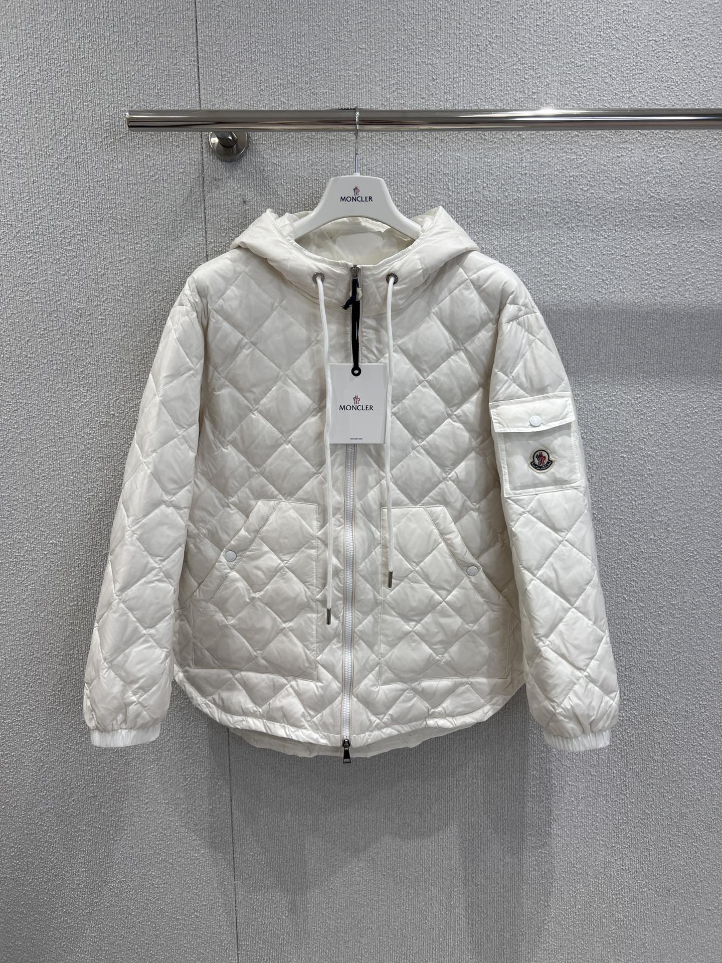 NO:469495,With dust bag Moncl* 25Fw early autumn new style diamond hooded drawstring down jacket丨Exclusive high-end production!  The whole piece of white goose velvet filled inner part is light and warm. The whole body is made of diamond embossed oblique pockets and hand-warming. The hand-warming pockets on the outside of the arm are rich in design and are embossed with the iconic logo patches that express the low-key and high-end decoration. The details can be successfully displayed. The combination of warmth and fashion. The S/M/L real-time details are available in stock, down jacket, hats, alexander wang19860909配防尘袋 Moncl* 25Fw早秋新款 菱格连帽抽绳羽绒服丨独家高版出品！白鹅绒填充内里整件轻盈保暖连帽抽绳版型通体采用菱格压纹斜插口袋暖手增大容量 设计丰富实用手臂外侧翻盖口袋呼应点缀标志性徽标贴布彰显低调高级感装点细节就能成功展现品质摆脱沉闷 集保暖与时髦一体.现货发售S/M/L实拍细节图,,down jacket,hats,alexander wang,Women's clothing