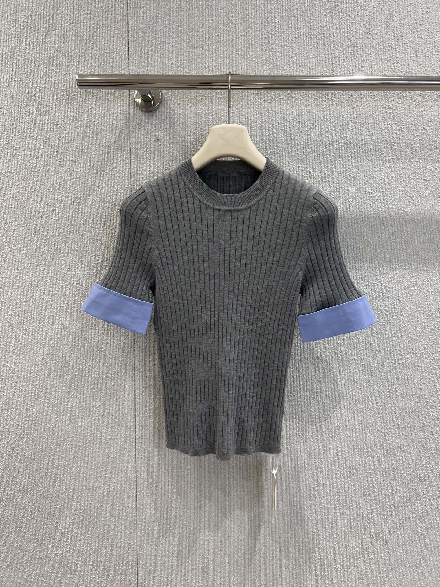 NO:469465,Support replacement Sandr* 25Fw early autumn new model, simple slim fit spliced ​​shirt sleeve knitted sweater | Exclusive high-end production!  It's really hard not to make people feel moved!  Thin little knitting is a must-have for early autumn!  Custom fabrics have high texture comfort!  A very exquisite little knitted detail is online. Sisters, please feel free to enter!  S/M/L real photos of S/M/L, Shirts, alexander wang19860909支持换款 Sandr* 25Fw早秋新款 简约修身拼接衬衫袖针织衫丨独家高版出品！真的很难不让人心动哇！薄薄的小针织就是妥妥的早秋必备没错了！定制面料有着高质感的舒适度！很精致的一件小针织细节在线 姐妹们放心入就对了！现货发售S/M/L实拍细节图,,shirts,alexander wang,Women's clothing