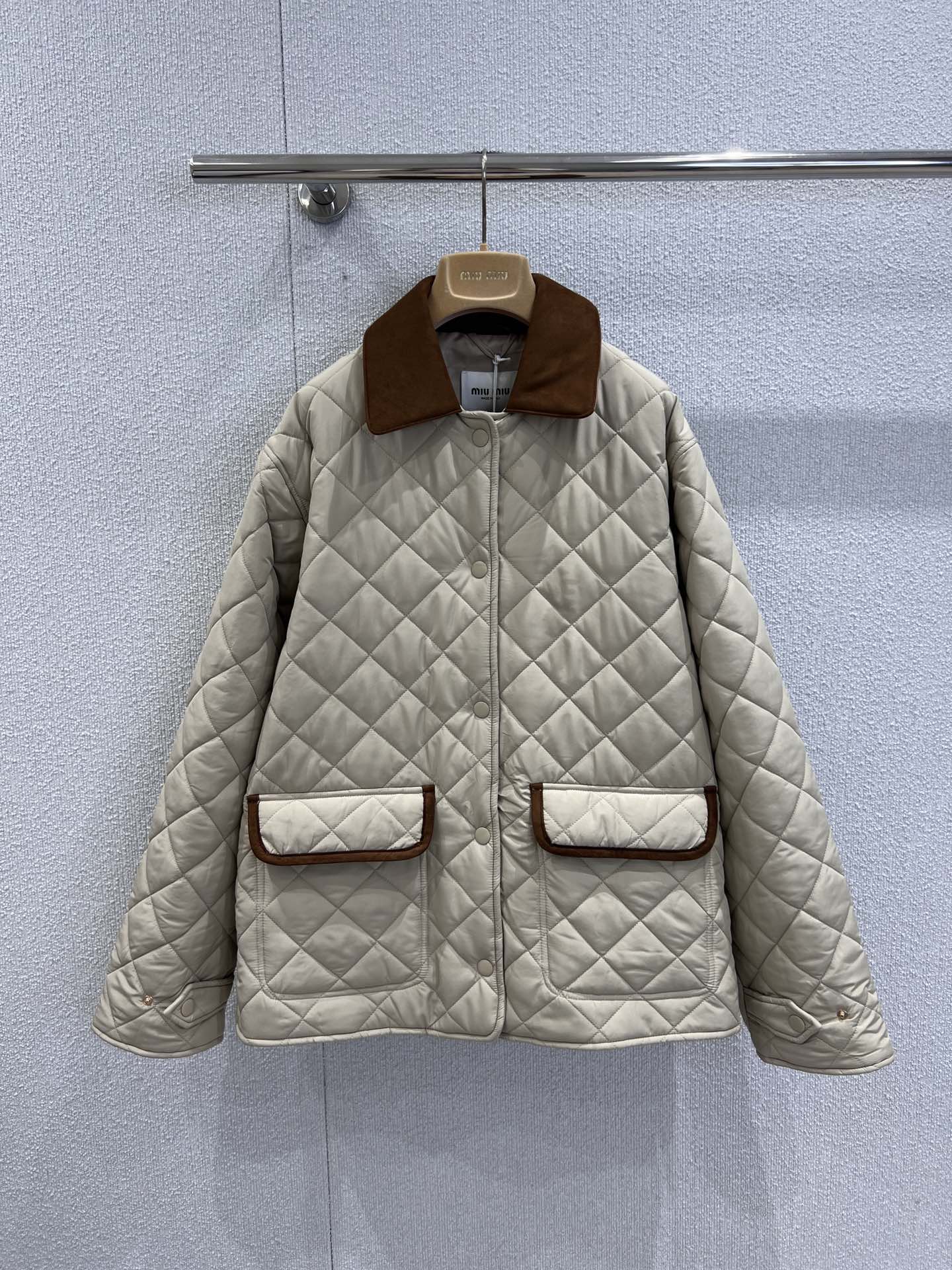 NO:469539,Support replacement Miumi* 25Fw early autumn new style, warm girlish feeling, age-reducing cream apricot cotton diamond-shaped cotton jacket | Exclusive yb development!  High-end production!  Original custom fabric!  Cowhide leather lapel design, slit design at the hem!  The imported machine's line pressing grid process is three-dimensional tailoring, and the classic wide-extreme version interprets the autumn and winter stacking shape to keep warm!  Lightweight and warm fabric, perfect workmanship quality depends on details. S/M/L real photos of S/M/L on sale in stock, miumiu, jackets & coats, cowhide, alexander wang19860909支持换款 Miumi* 25Fw早秋新款 温暖少女感减龄奶油杏间棉菱格棉服外套丨独家yb开发！高版出品！原版定制面料！牛皮绒皮质翻领设计,下摆可开衩设计！进口机压线格工艺对格立体剪裁,经典宽极版型演绎秋冬叠搭造型保暖神器！轻盈保暖面料,完美做工品质看细节.现货发售S/M/L实拍细节图,,miumiu,jackets & coats,cowhide,alexander wang,Women's clothing