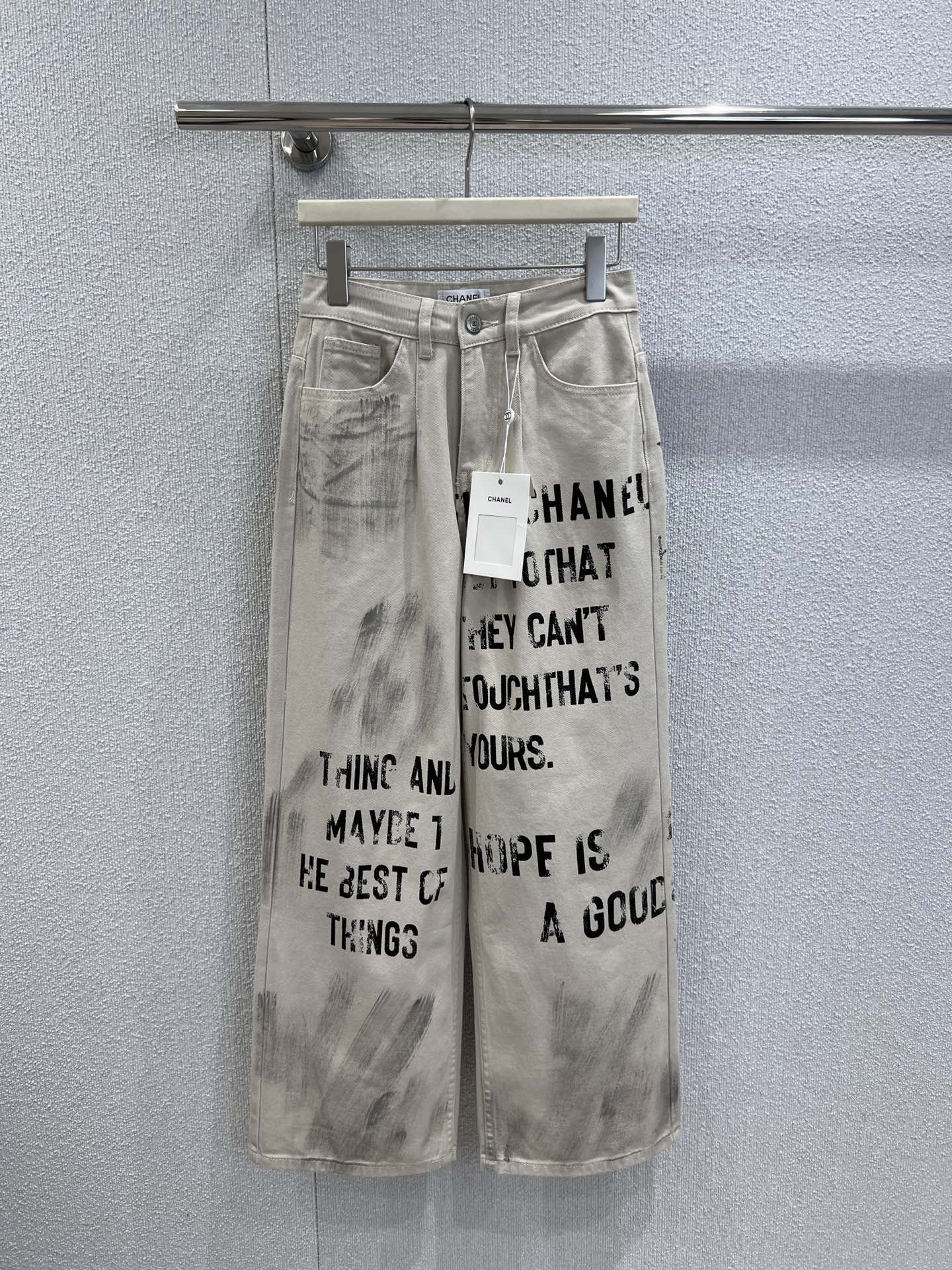 NO:472123,Support for replacement Chane* 25Fw early autumn new style, graffiti letter straight jeans | Exclusive high-end production!  Imported cotton denim material, soft and comfortable fabric, straight-tube style design of graffiti letters, customized hardware accessories, high waist style, loose straight-tube, high-rise, slimming and long legs, can be controlled by any body shape, versatile and fashionable high-end single products are available in stock, real-life details of S/M/L, chanel, jeans, alexander wang19860909支持换款 Chane* 25Fw早秋新款 涂鸦字母直筒牛仔裤丨独家高版出品！进口全棉牛仔材质 面料柔软舒适 涂鸦字母直筒版型设计 定制五金配件 高腰版型直筒宽松 显高显瘦显腿长 任何身形都可驾驭 百搭时髦高级单品现货发售S/M/L实拍细节图,,chanel,jeans,alexander wang,Women's clothing
