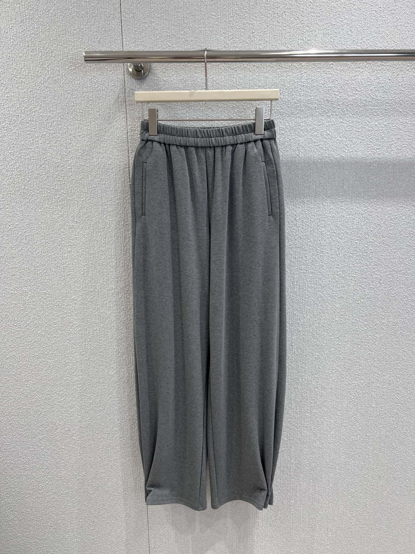 NO:471218,Support replacement Designer brand 25Fw early autumn new style, elastic waist trousers with tie-fitting feet trousers | Exclusive high-end production!  Full of high-end feeling!  Elastic waist design, strong tolerance for waist circumference, easy to wear, imperfect leg shape, slimming and straight legs, suitable for girls of all figures, clean and neat loose style, with a casual and unruly street laziness, cool and cool, the whole loves to live in daily street matching rate is super high!  S/M/L real photos of S/M/L, alexander wang19860909支持换款 设计师品牌 25Fw早秋新款 束带脚口松紧腰长裤丨独家高版出品！高级感十足！松紧腰设计 对腰围的包容性强巨好穿 丸救不完美腿型 显瘦显腿直 适合各种身材的女孩 干净利落的宽松版型 自带随性不羁的街头慵懒感 又酷又飒简直整个爱住日常出街搭配率超高！现货发售S/M/L实拍细节图,,alexander wang,Women's clothing