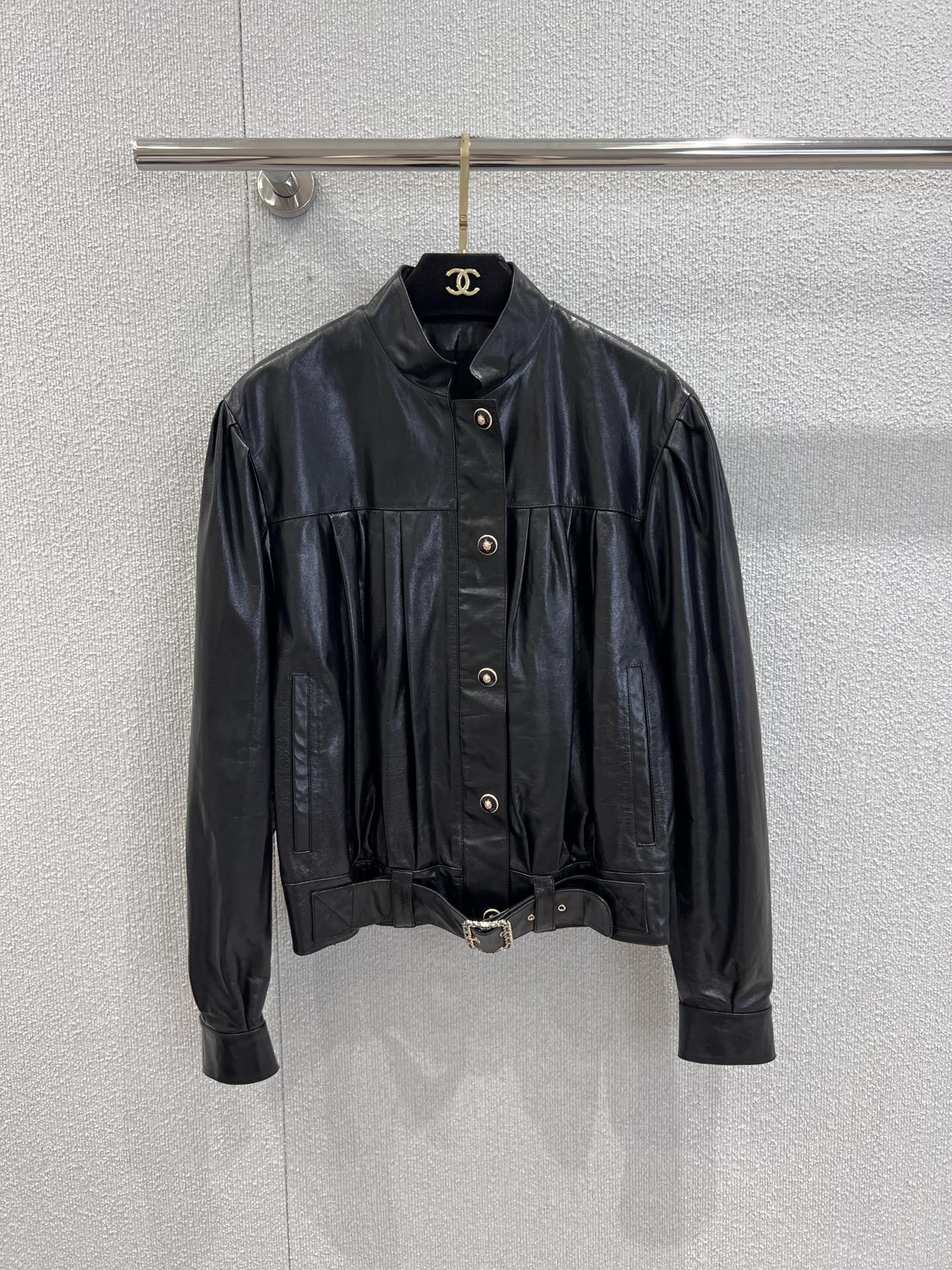 NO:469474,With dust bag Chane* 25B autumn and winter new style black sheepskin single-breasted stand-up collar jacket | Exclusive yb development!  High-end production!  Original custom imported lambskin. The style is not picky and versatile and fashionable!  Customized metal hardware buckles are paired with fashionable and high-end tuning!  The perfect upper body looks huge and slim!  Original custom camellia lining, differentiating from various low versions on the market!  S/M/L real photos, chanel, jackets & coats, jackets & coats, sheepskin, alexander wang19860909配防尘袋 Chane* 25B秋冬新款 黑色羊皮单排扣立领夹克外套丨独家yb开发！高版出品！原版定制进口小羊皮.版型不挑人百搭又时髦！定制金属五金扣搭配时髦又高级的调调！完美版型上身巨显瘦！原版定制山茶花里衬,区别市场上的各种低版！ 现货发售S/M/L实拍细节图,,chanel,jackets & coats,jackets & coats,sheepskin,alexander wang,Women's clothing