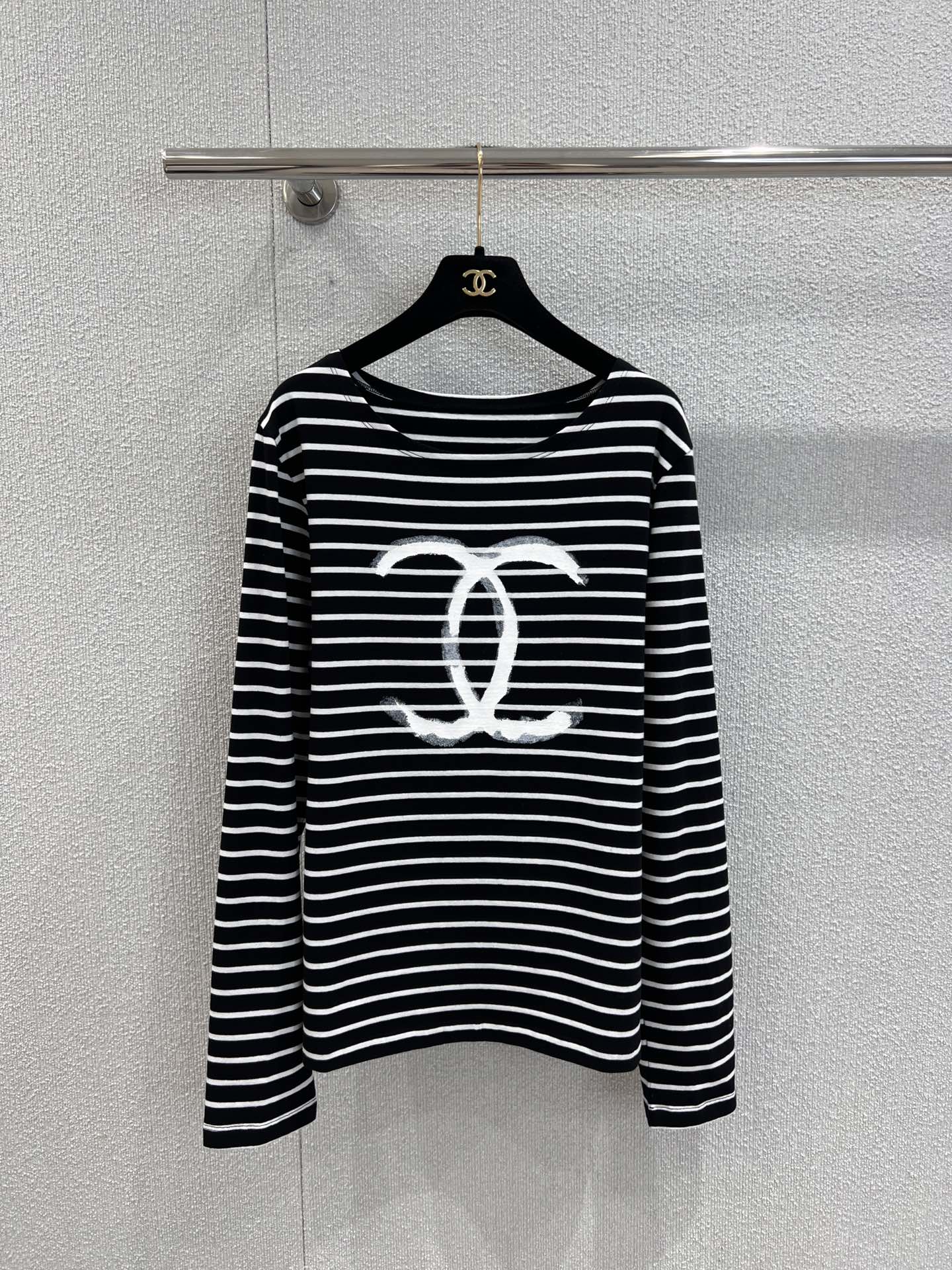 NO:471210,Support for replacement Chane* 25Fw early autumn new VIP limited hand-painted striped long-sleeved T-shirt丨Exclusive high-end production!  Classic hand-painted logo Adds a must-have option to your daily wardrobe. The navy style that is not worn is completely broken by the lightness of pure white. The horizontal stripes of classic contrasting colors are the upper body with a fresh and retro feel, white and enhance people. Easy to create a casual and free easy chic, S/M/L real-life details pictures on sale, chanel,tees, t-shirt,alexander wang19860909支持换款 Chane* 25Fw早秋新款 VIP限定款手绘条纹长袖T恤丨独家高版出品！经典手绘logo 为日常衣橱增添一款必备之选 穿不腻的海军风,完全打破了纯白色的寡淡 经典撞色搭配的横向条纹 上身自带清新复古感 显白又提人 轻松打造随性自由的easy chic,现货发售S/M/L实拍细节图,,chanel,tees，t-shirt,alexander wang,Women's clothing
